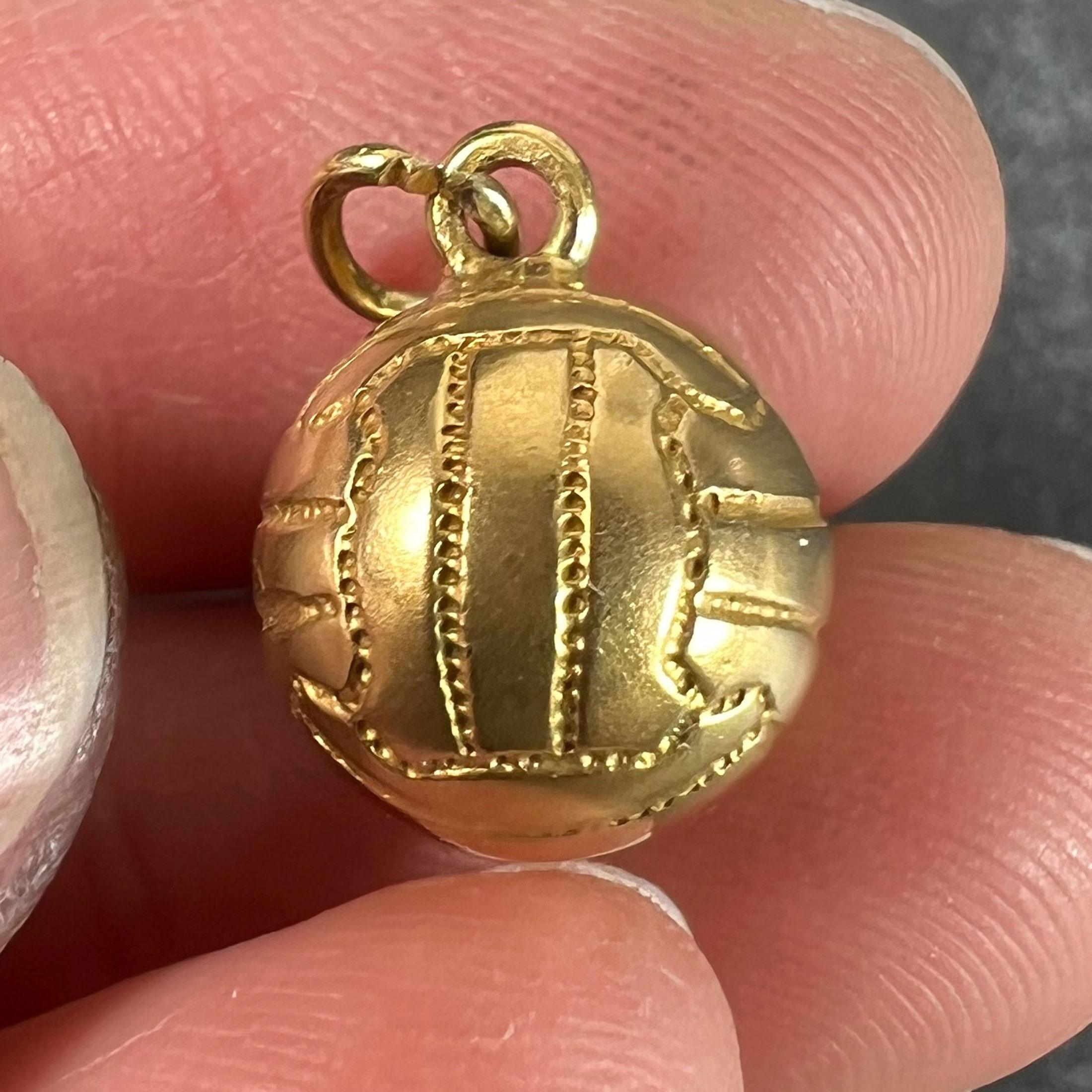 Vintage 18ct Gold Football Soccer Ball Charm Pendant en vente 2