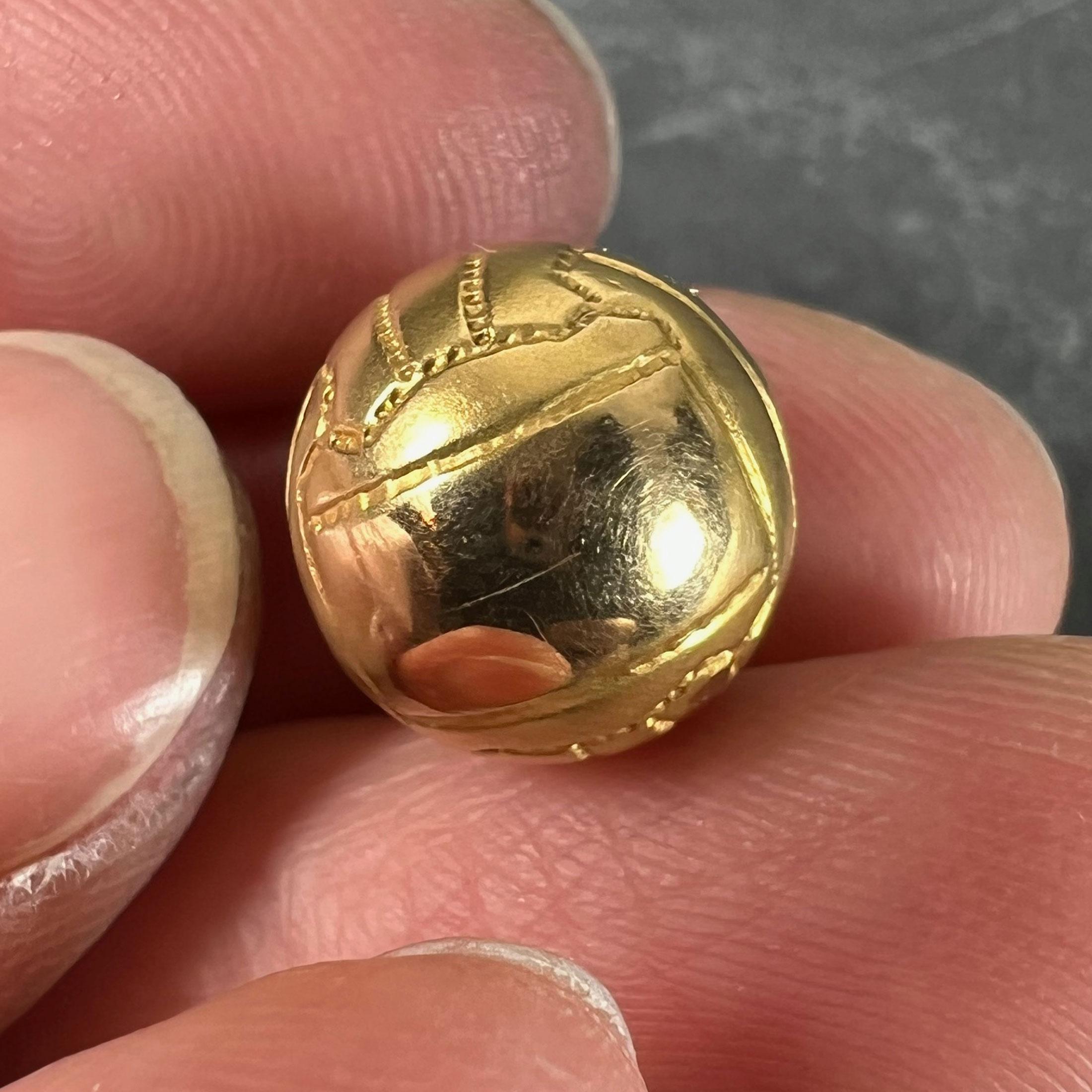 Vintage 18ct Gold Football Soccer Ball Charm Pendant en vente 3