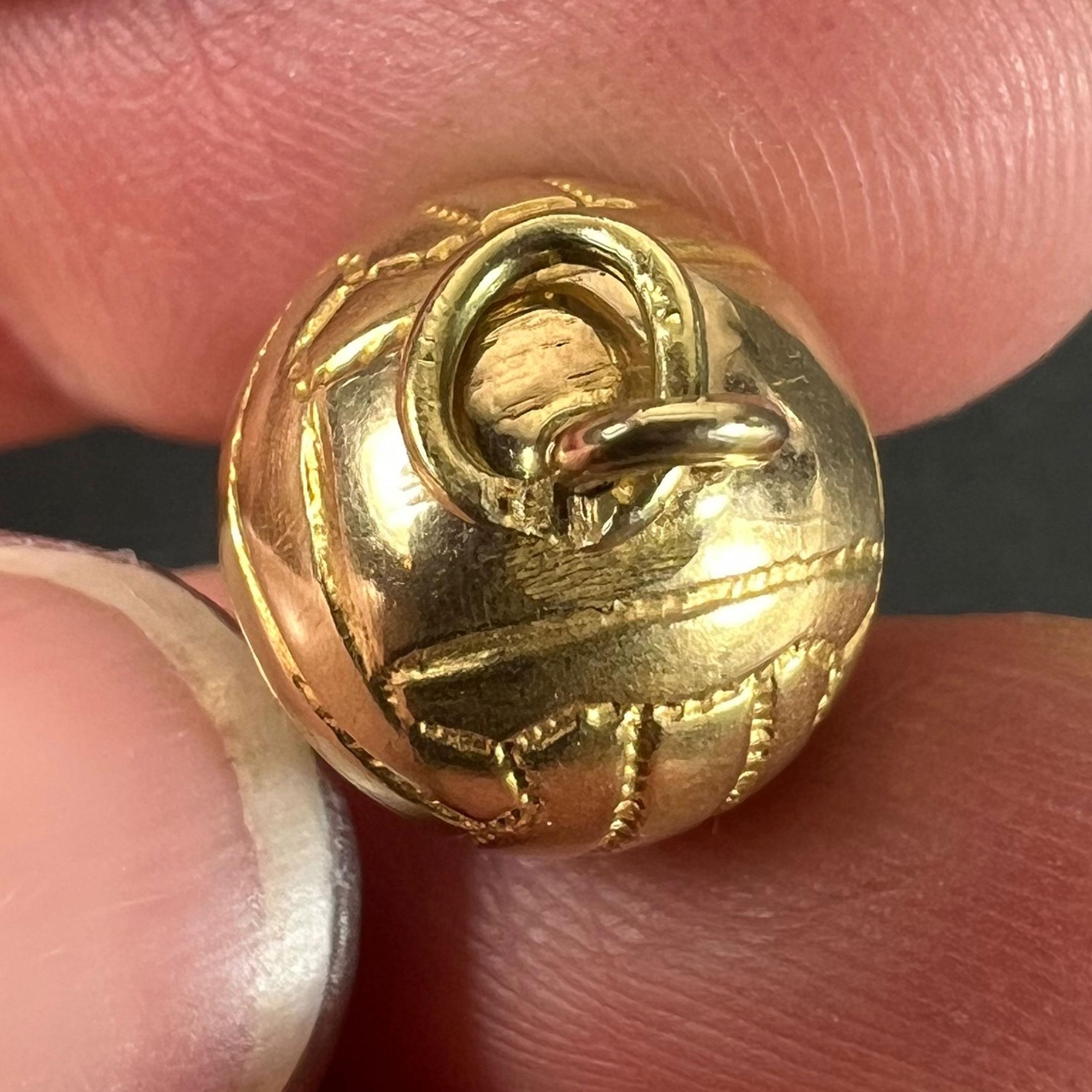 Vintage 18ct Gold Football Soccer Ball Charm Pendant en vente 4