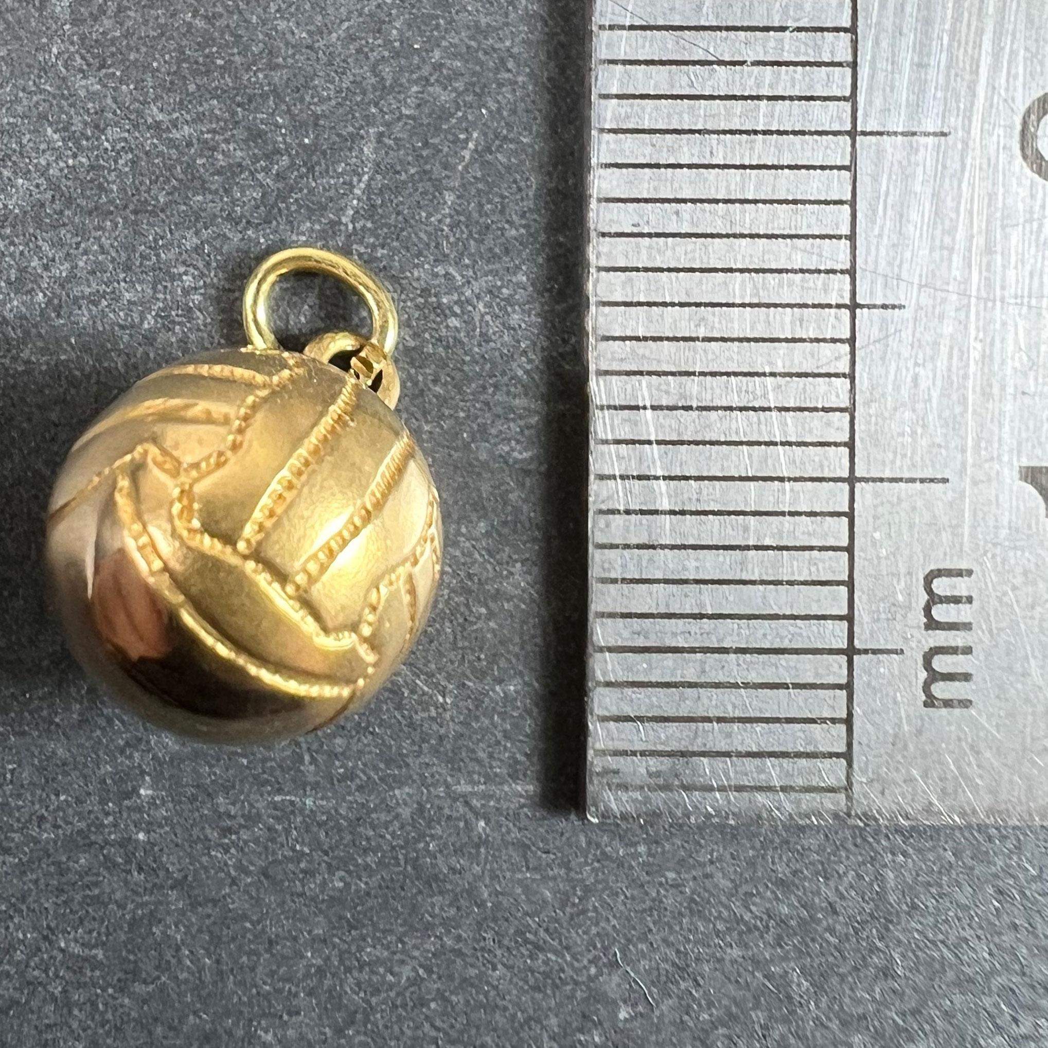 Vintage 18ct Gold Football Soccer Ball Charm Pendant en vente 5