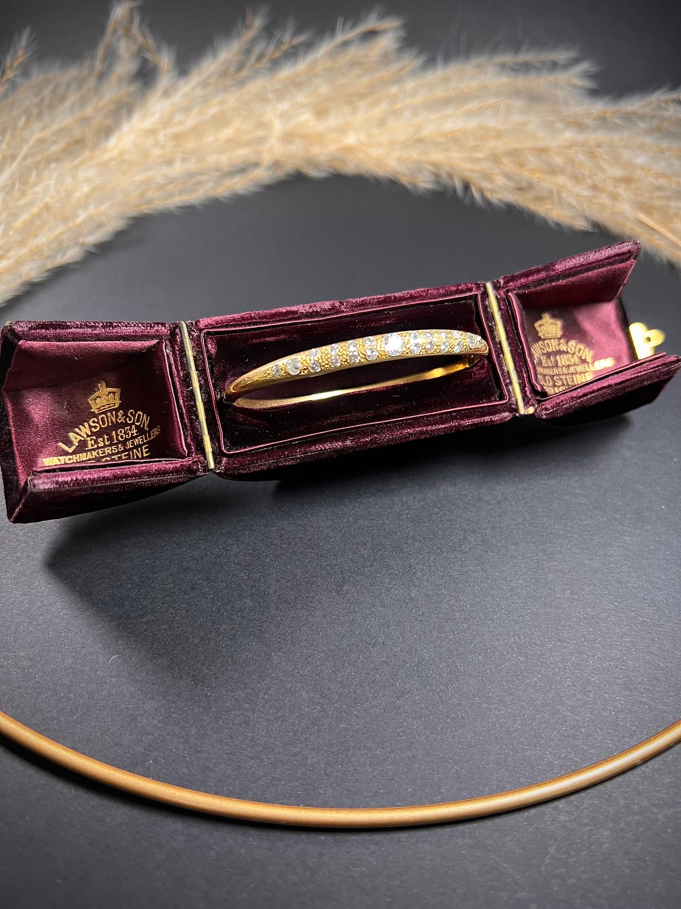 Bracelet jonc français vintage en or 18 carats et diamants Unisexe en vente