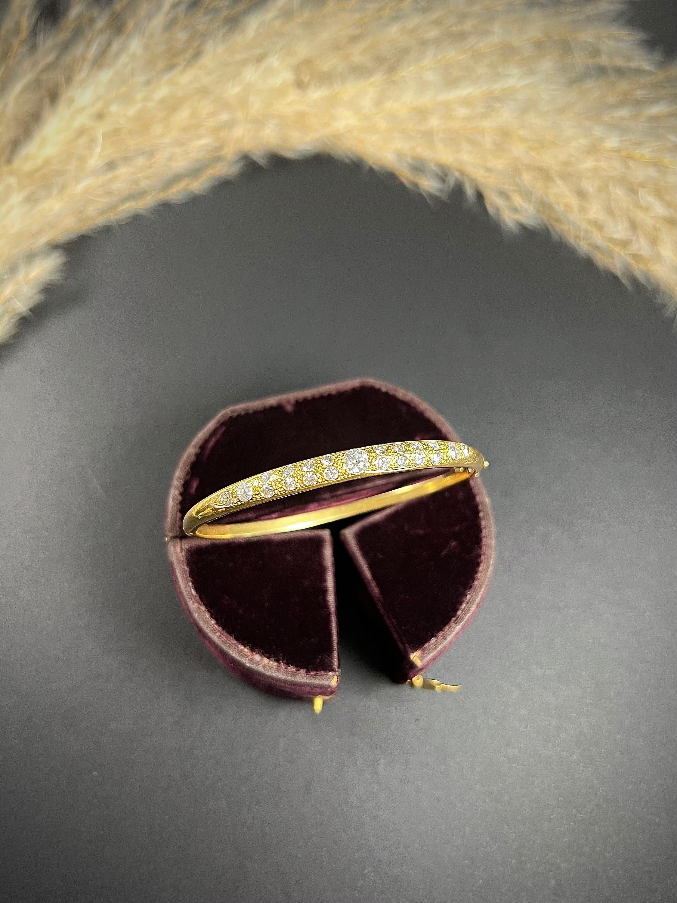Bracelet jonc français vintage en or 18 carats et diamants en vente 2