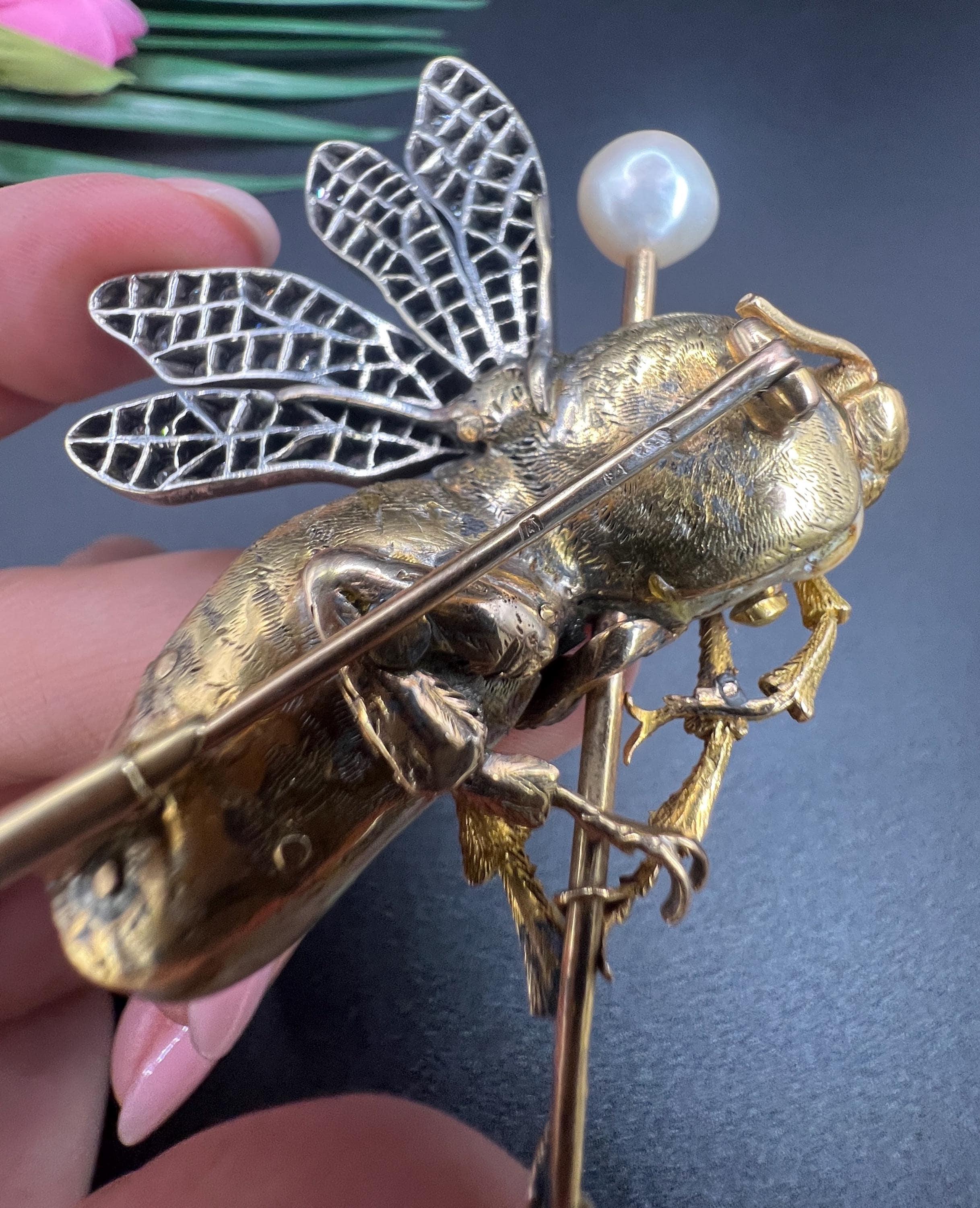Broche en or 18ct et argent, poinçonnée en France, des années 1930, ornée de diamants et de perles d'haliotide. en vente 5