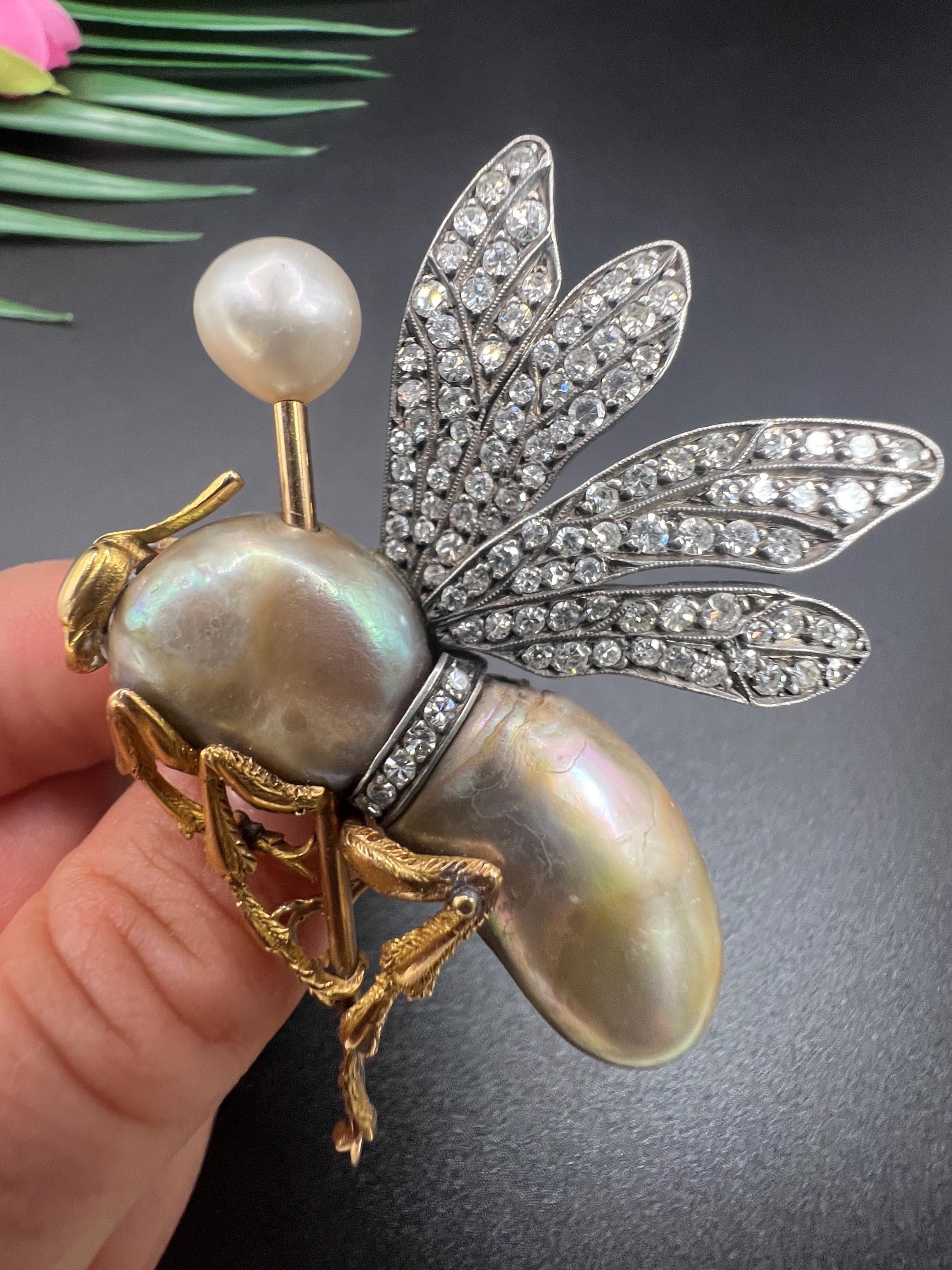 Broche vintage en forme d'insecte

Or jaune 18ct et argent, poinçonné en France

Vers 1930

Entrez dans l'élégance des années 1930 avec cette extraordinaire broche en forme de grosse mouche, véritable témoignage de l'artisanat d'époque. Cette pièce