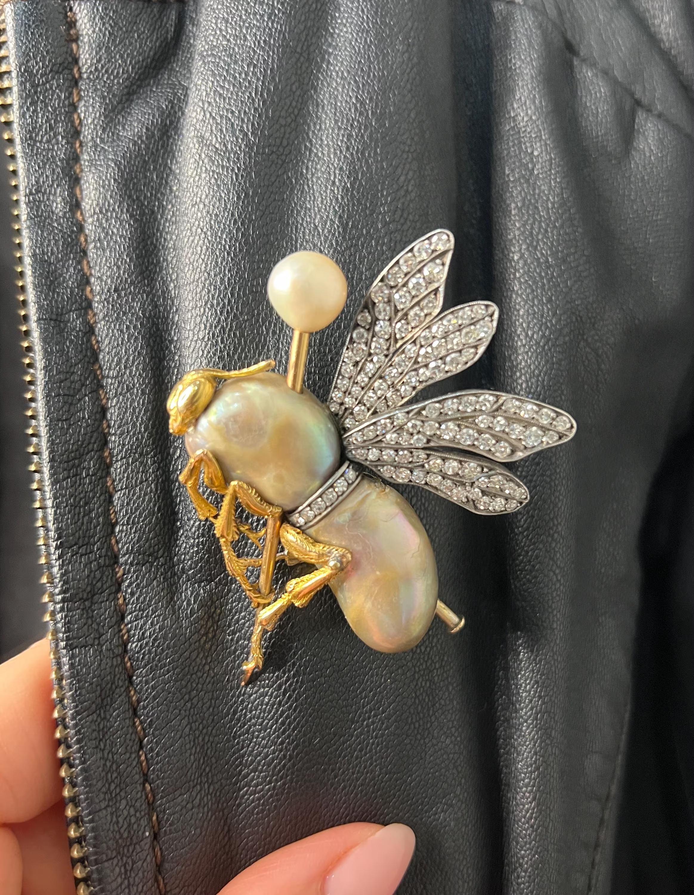 Broche en or 18ct et argent, poinçonnée en France, des années 1930, ornée de diamants et de perles d'haliotide. Unisexe en vente