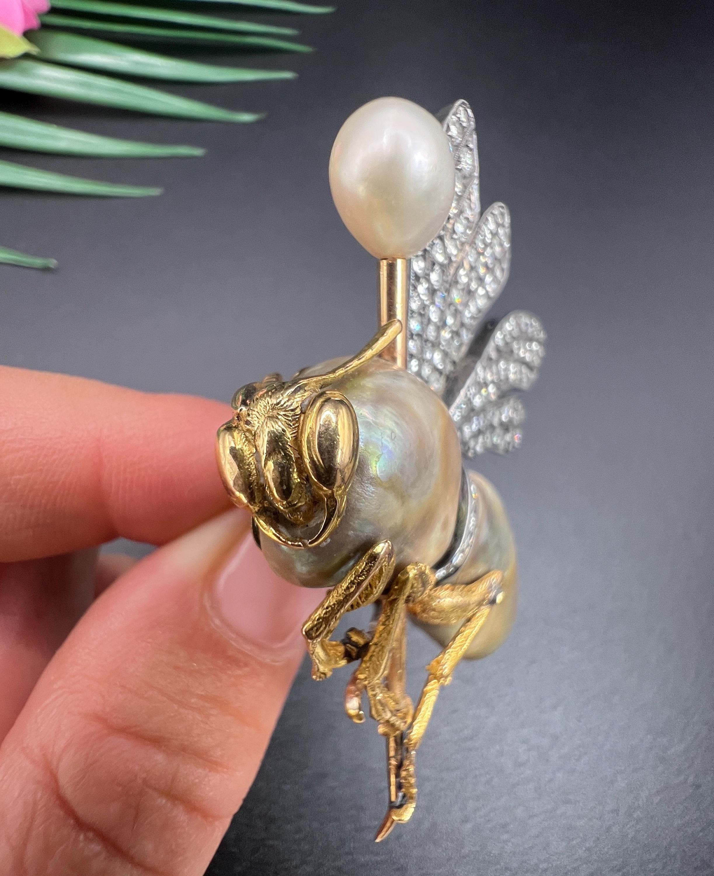 Broche en or 18ct et argent, poinçonnée en France, des années 1930, ornée de diamants et de perles d'haliotide. en vente 1
