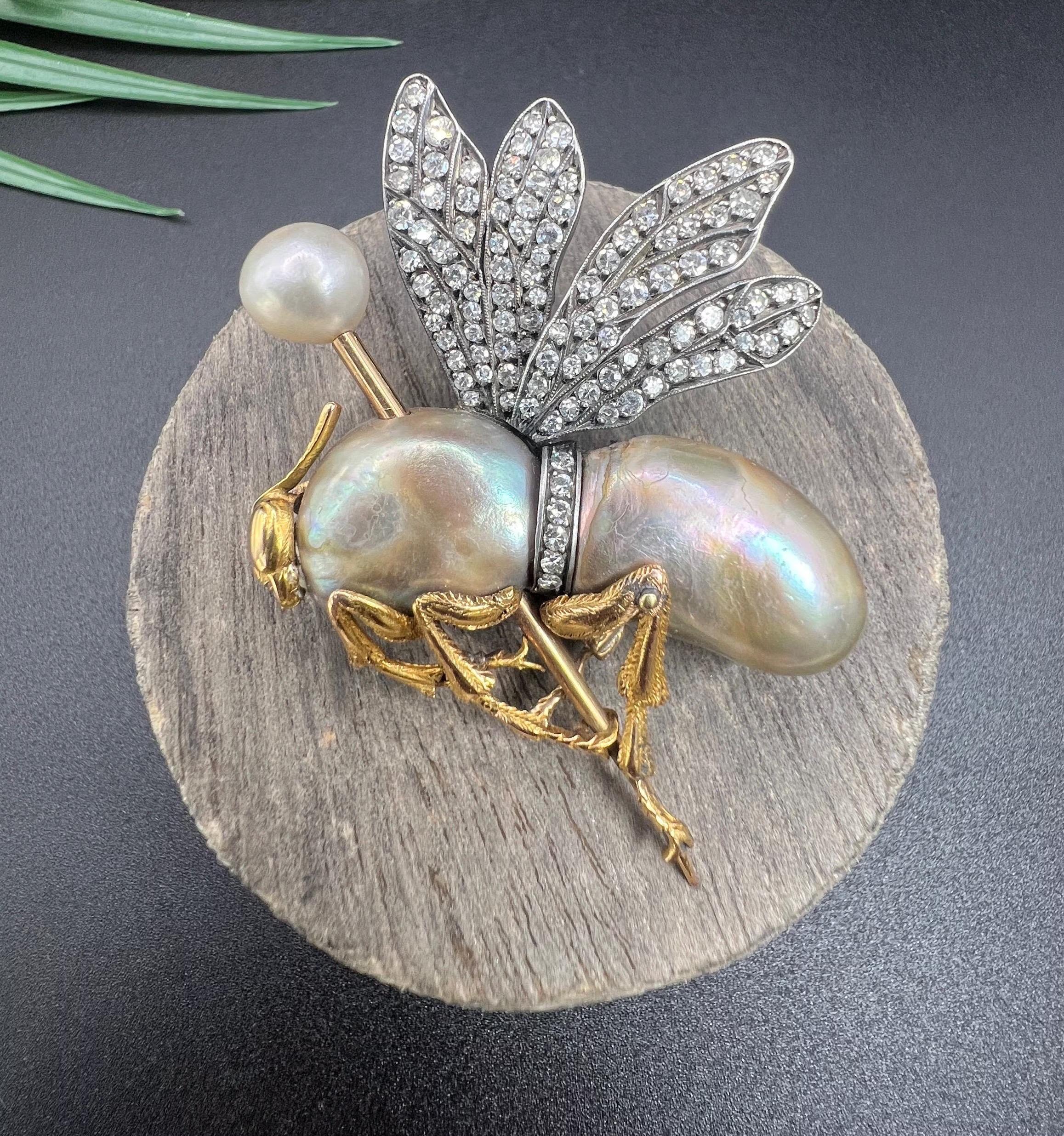 Broche en or 18ct et argent, poinçonnée en France, des années 1930, ornée de diamants et de perles d'haliotide. en vente 2