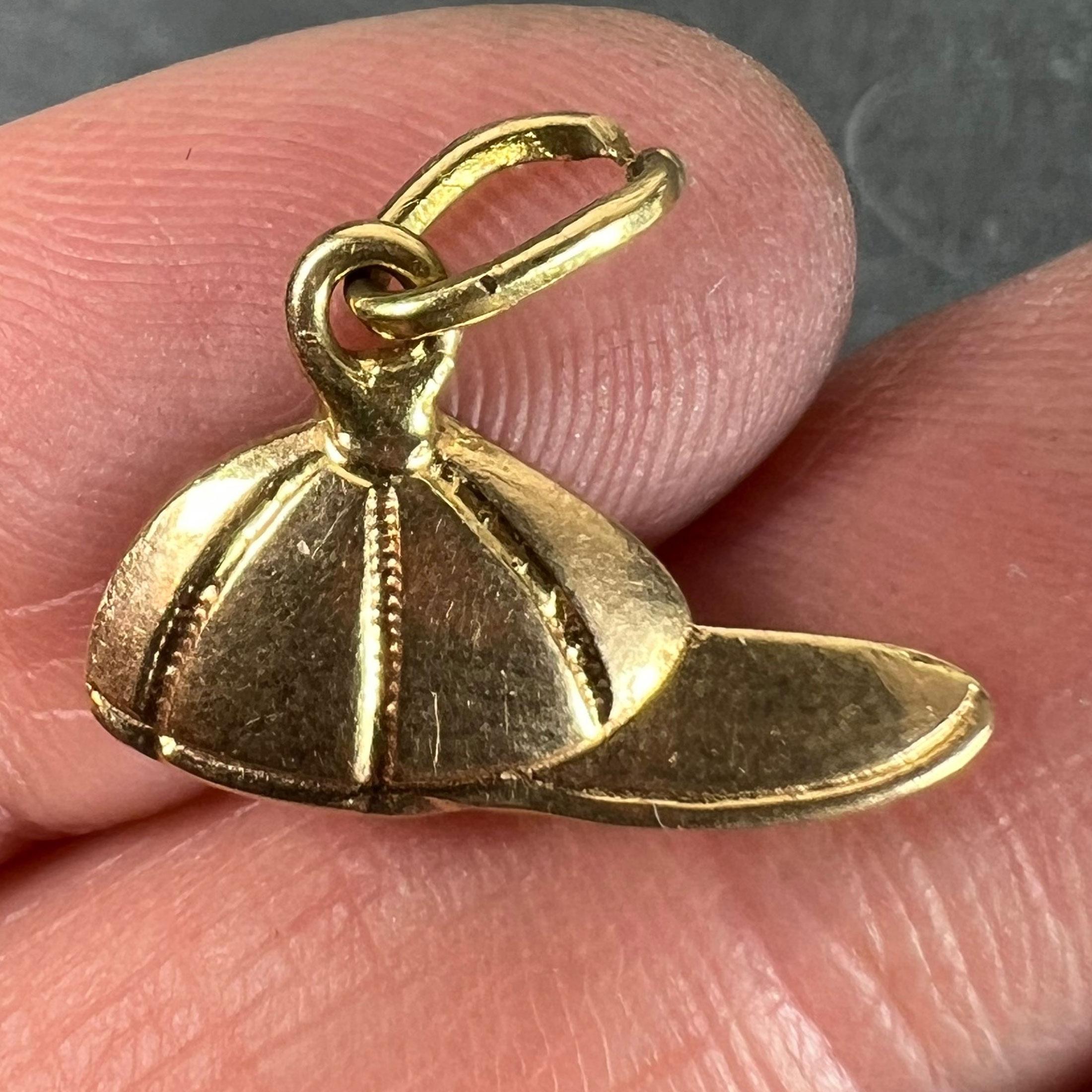 Vintage 18ct Gold Horse Jockey Racing Cap Charm Pendant en vente 1