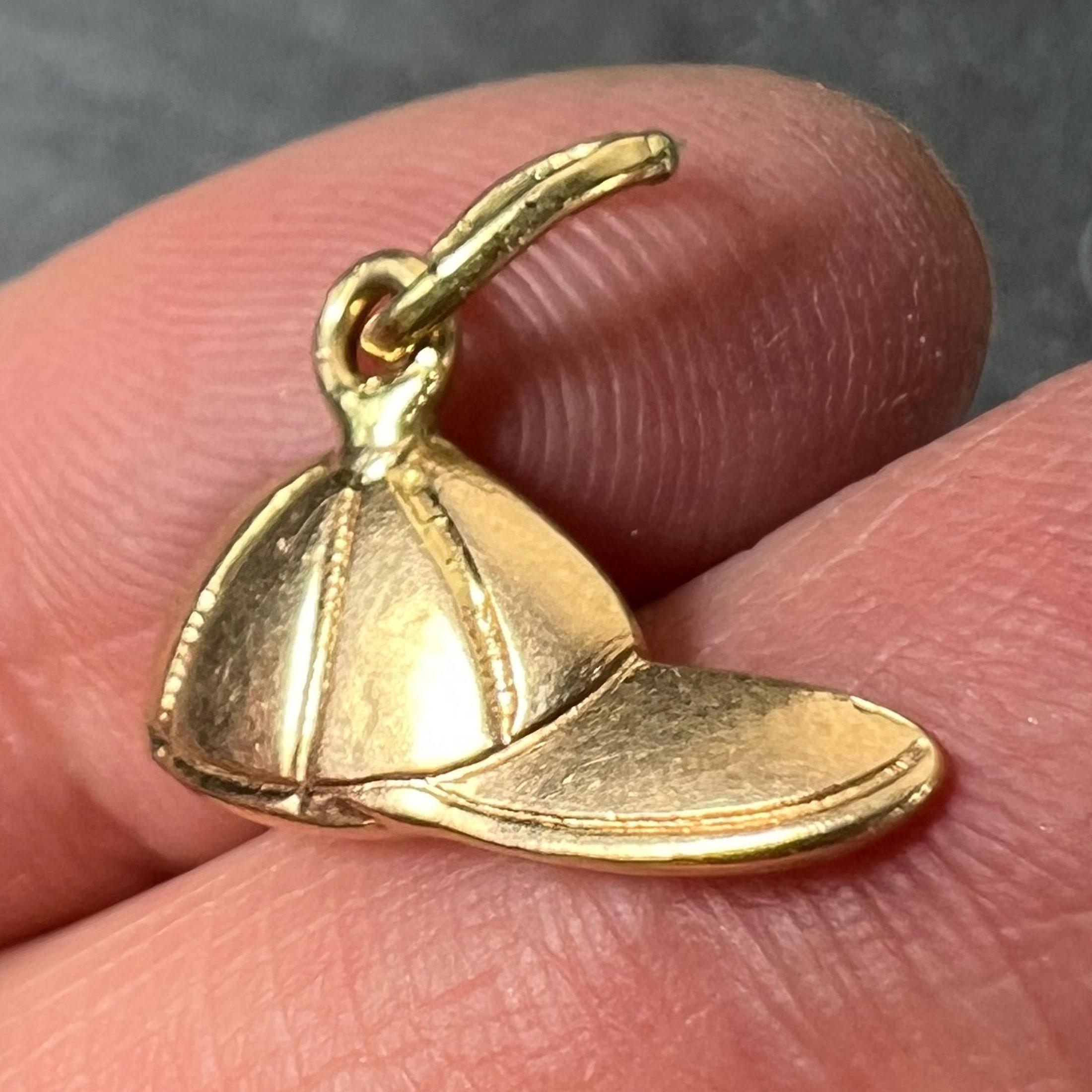 Vintage 18ct Gold Horse Jockey Racing Cap Charm Pendant en vente 2