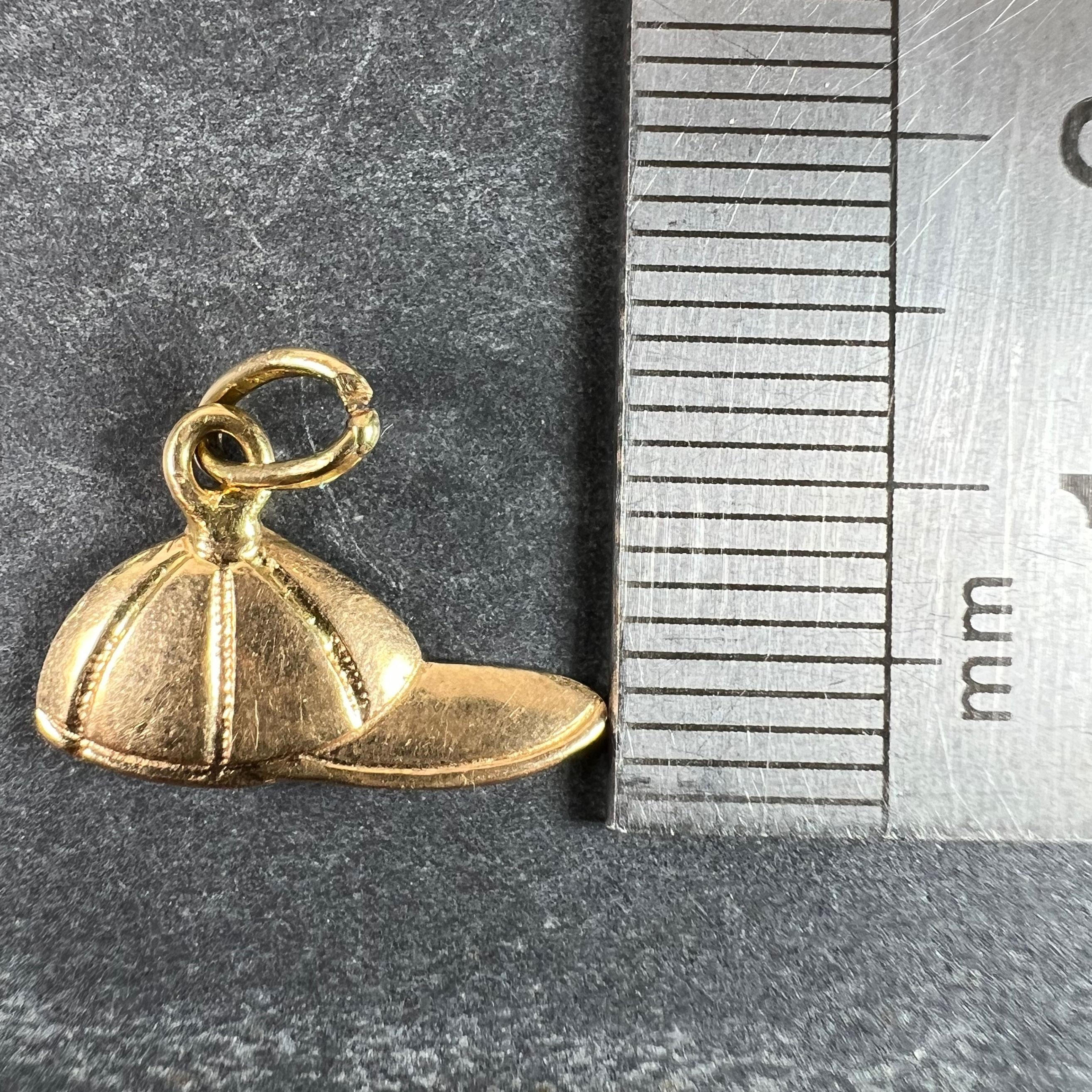 Vintage 18ct Gold Horse Jockey Racing Cap Charm Pendant en vente 5