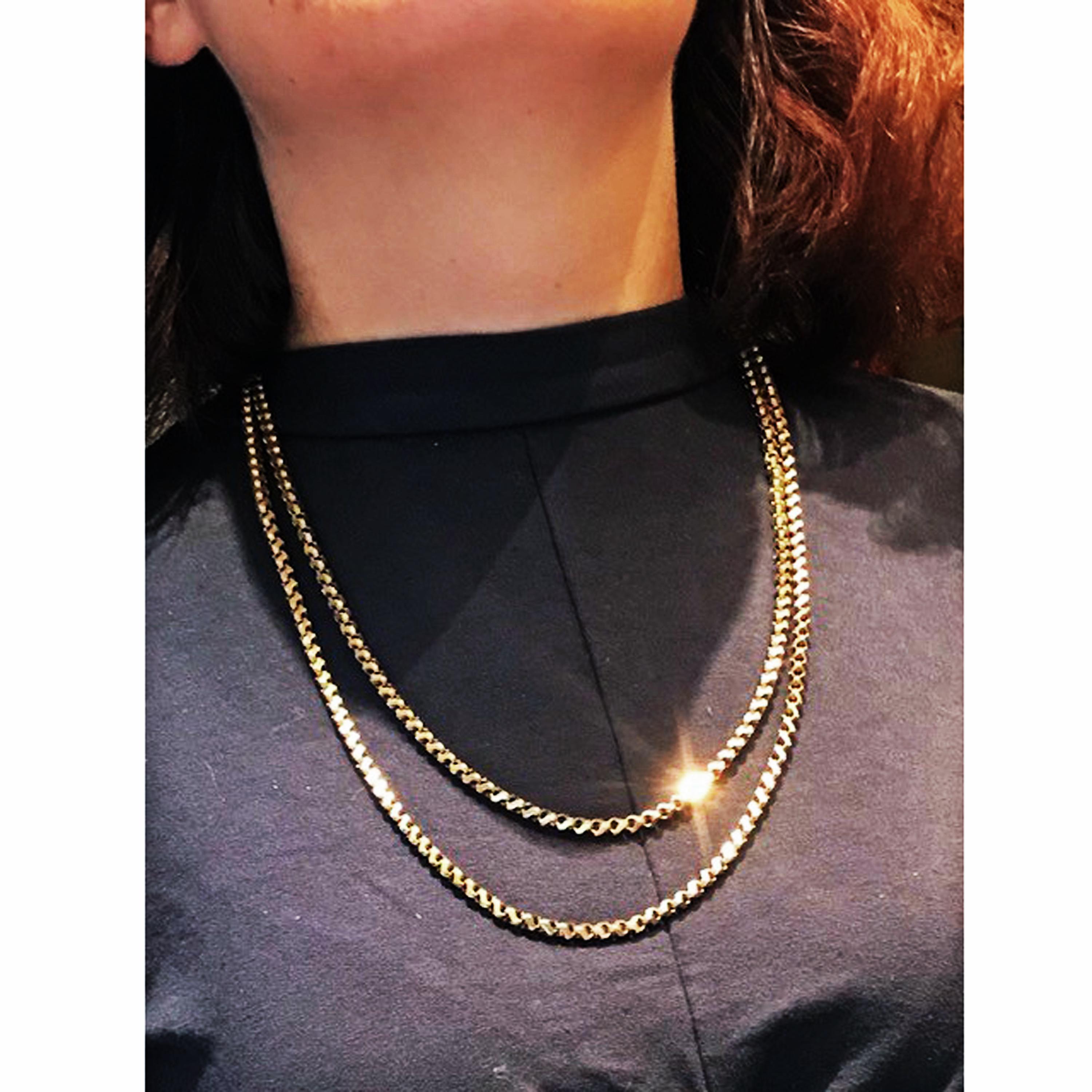 A vintage, 18ct gold, flattened loop-in-loop design, long chain, with an English crown and 18 Hallmark on the clasp, circa 1950. This chain can be worn as a single row or in two or three rows.