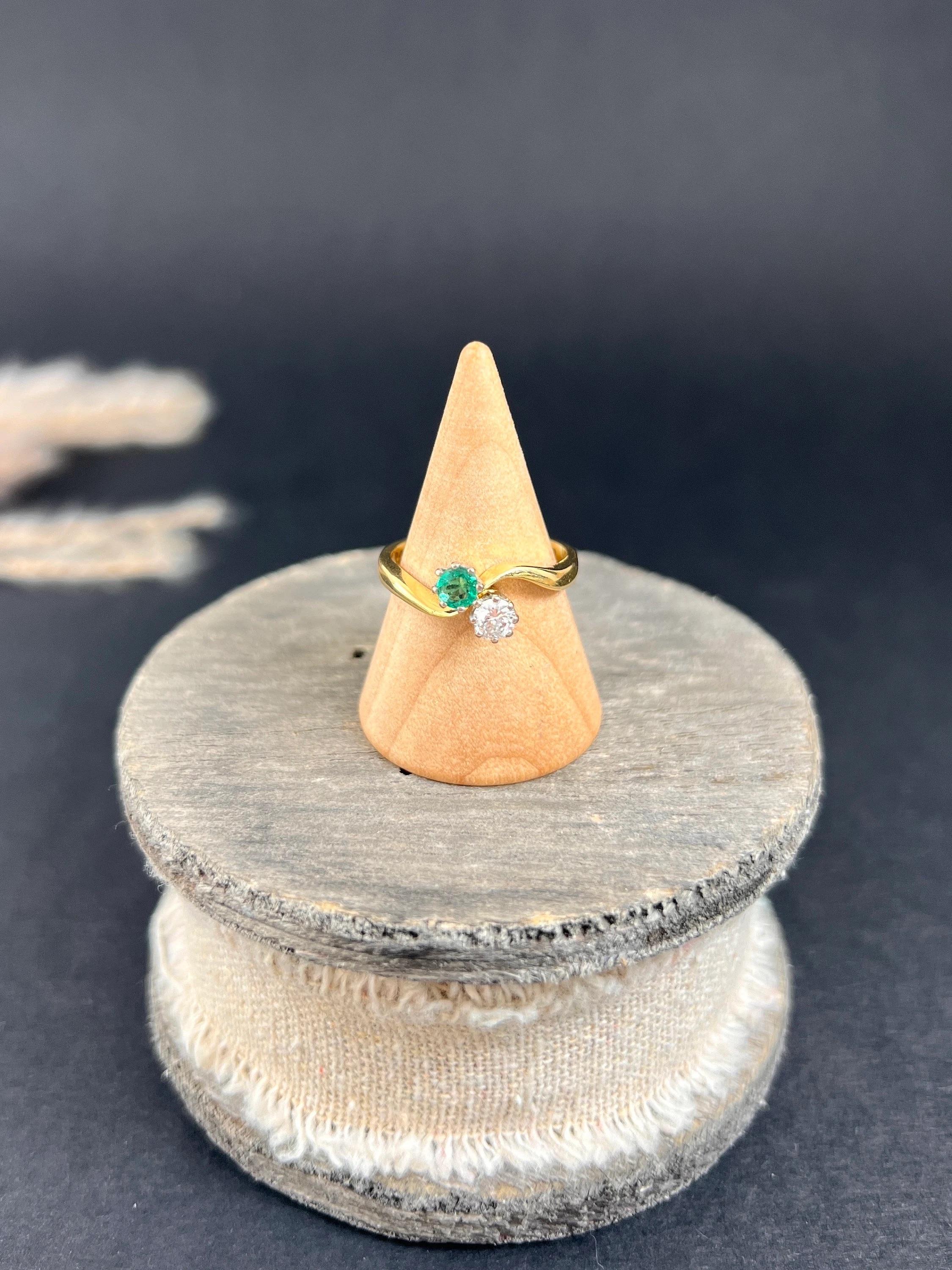 Vintage Emerald & Diamond Ring

18ct Gold Stamped 

Hallmarked London 1979

Makers Mark R K 

Introducing a stunning vintage 18ct yellow gold toi et moi ring. This exquisite ring showcases a dazzling natural diamond and a vibrant natural emerald