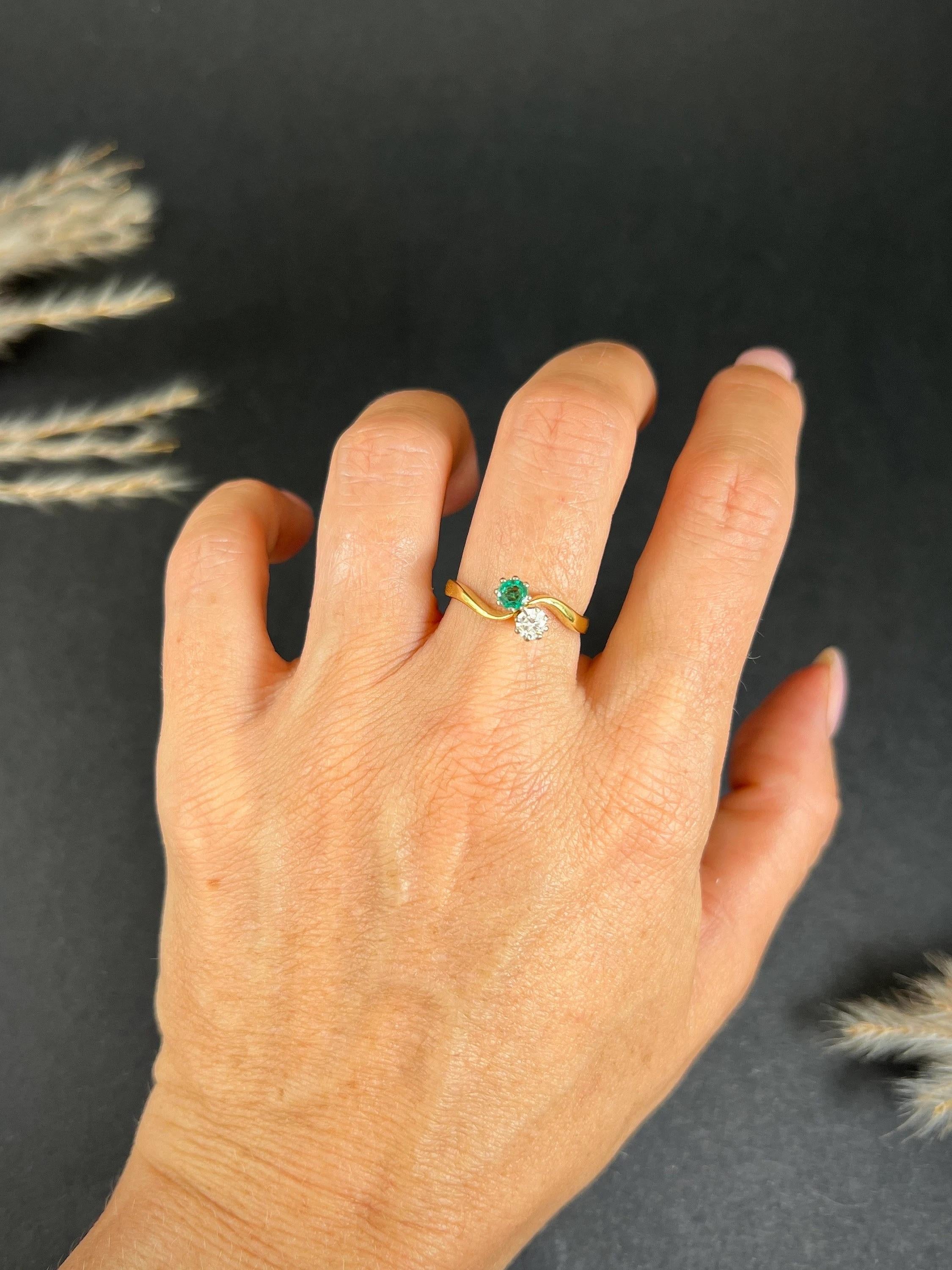Vintage 18ct Gold Natural Emerald & Diamond Crossover Ring Marked London 1979 In Good Condition In Brighton, GB