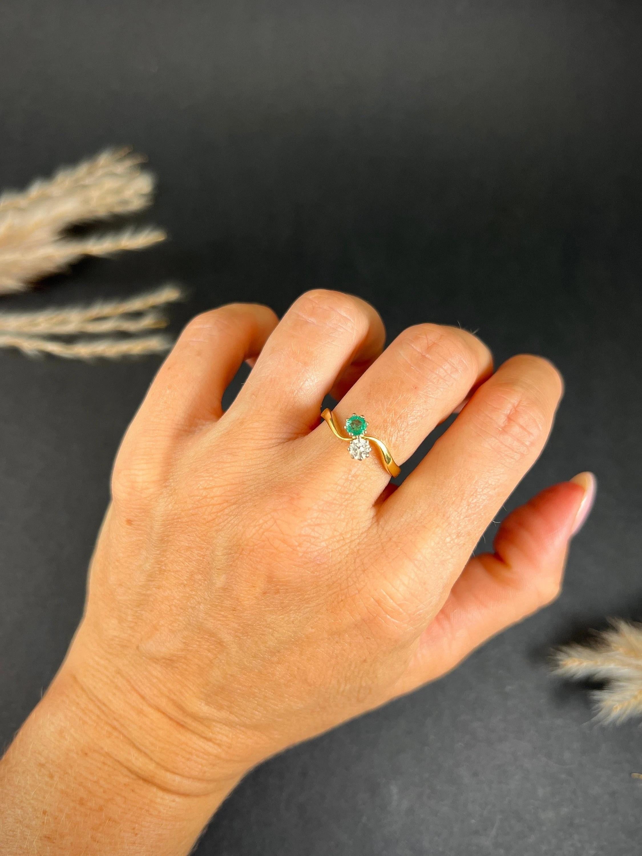 Women's or Men's Vintage 18ct Gold Natural Emerald & Diamond Crossover Ring Marked London 1979