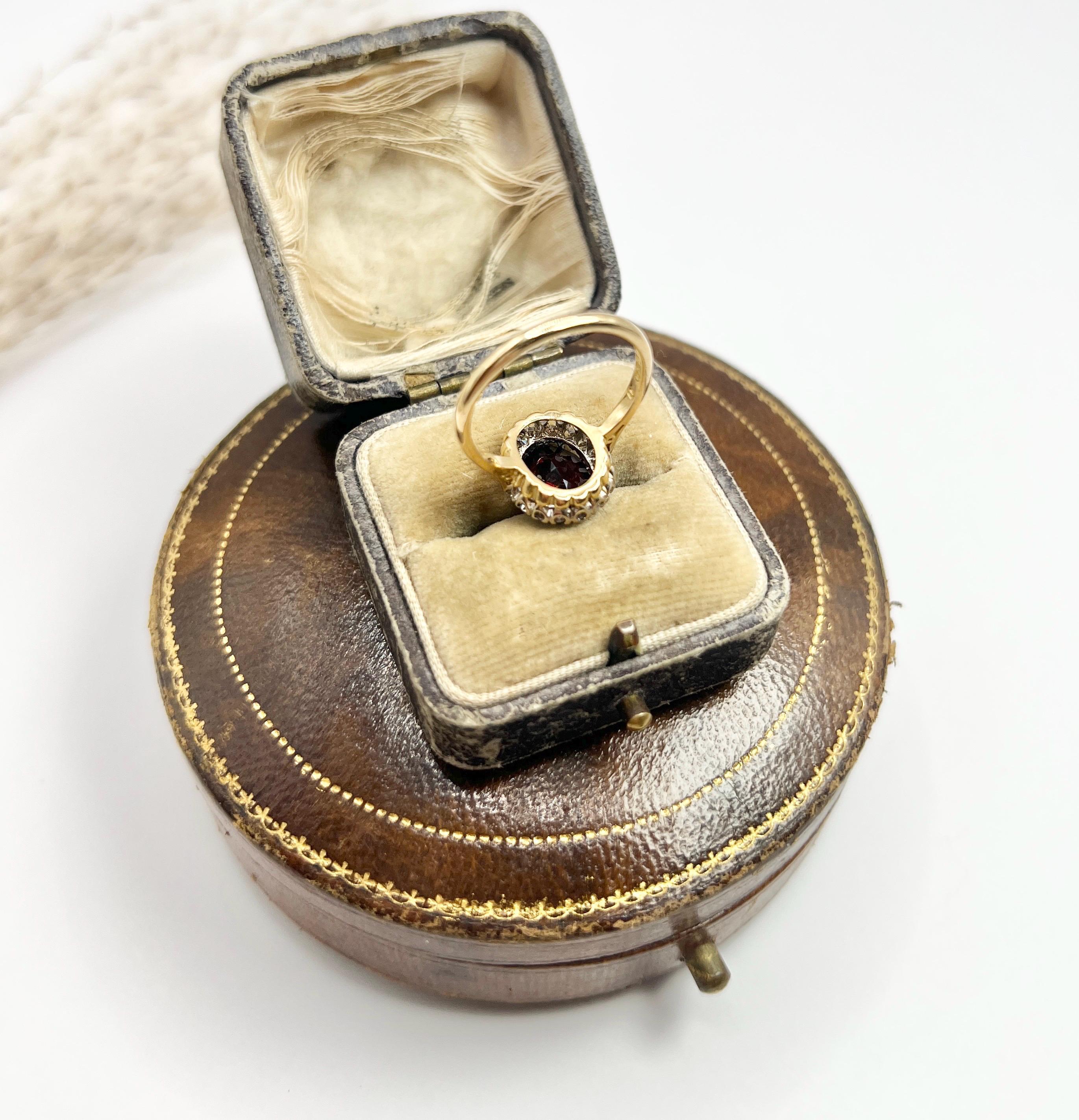 Anillo vintage de oro de 18 ct, granate ovalado y diamantes, Hallmarked 1963 en venta 5