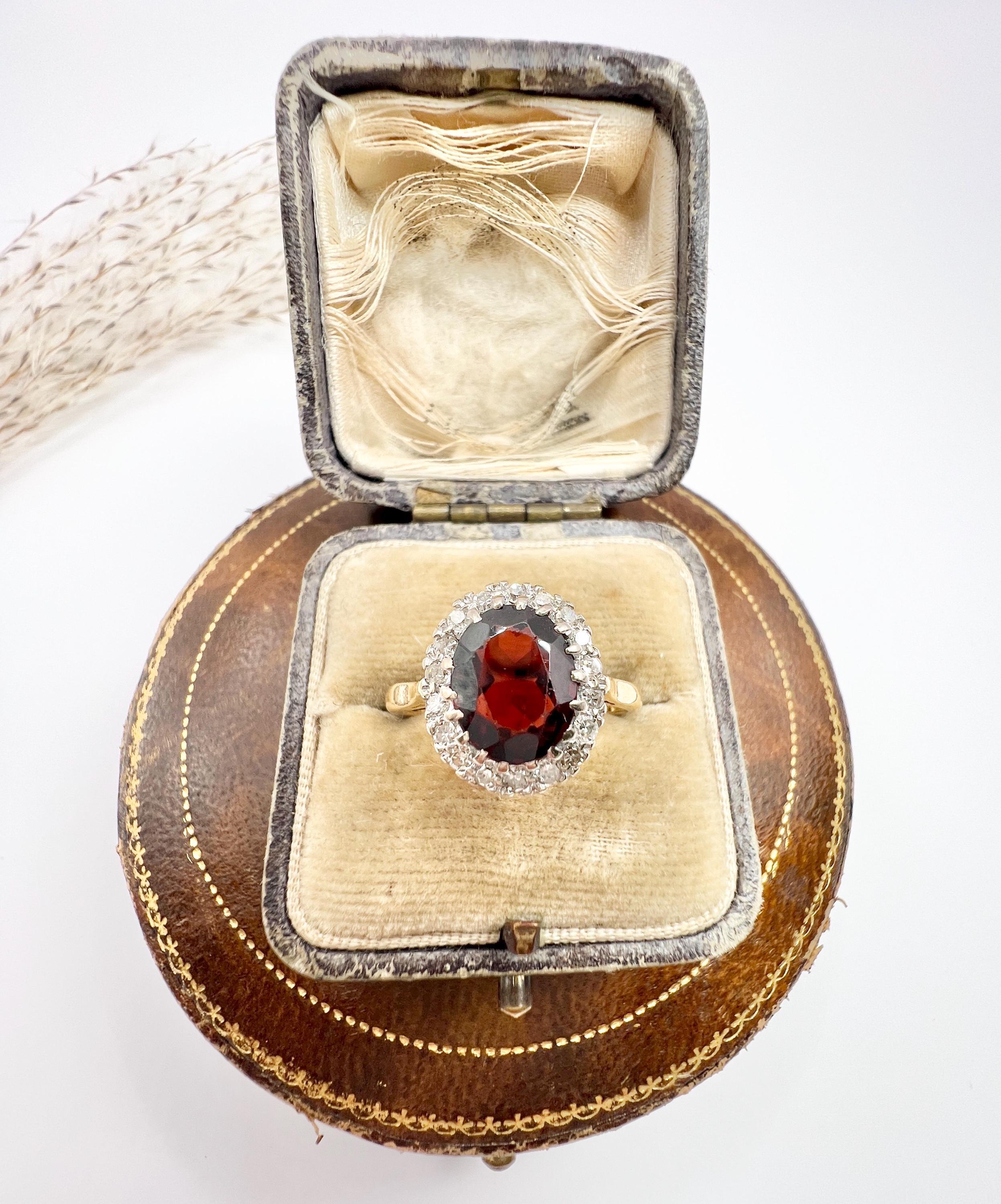 Anillo vintage de oro de 18 ct, granate ovalado y diamantes, Hallmarked 1963 en venta 6