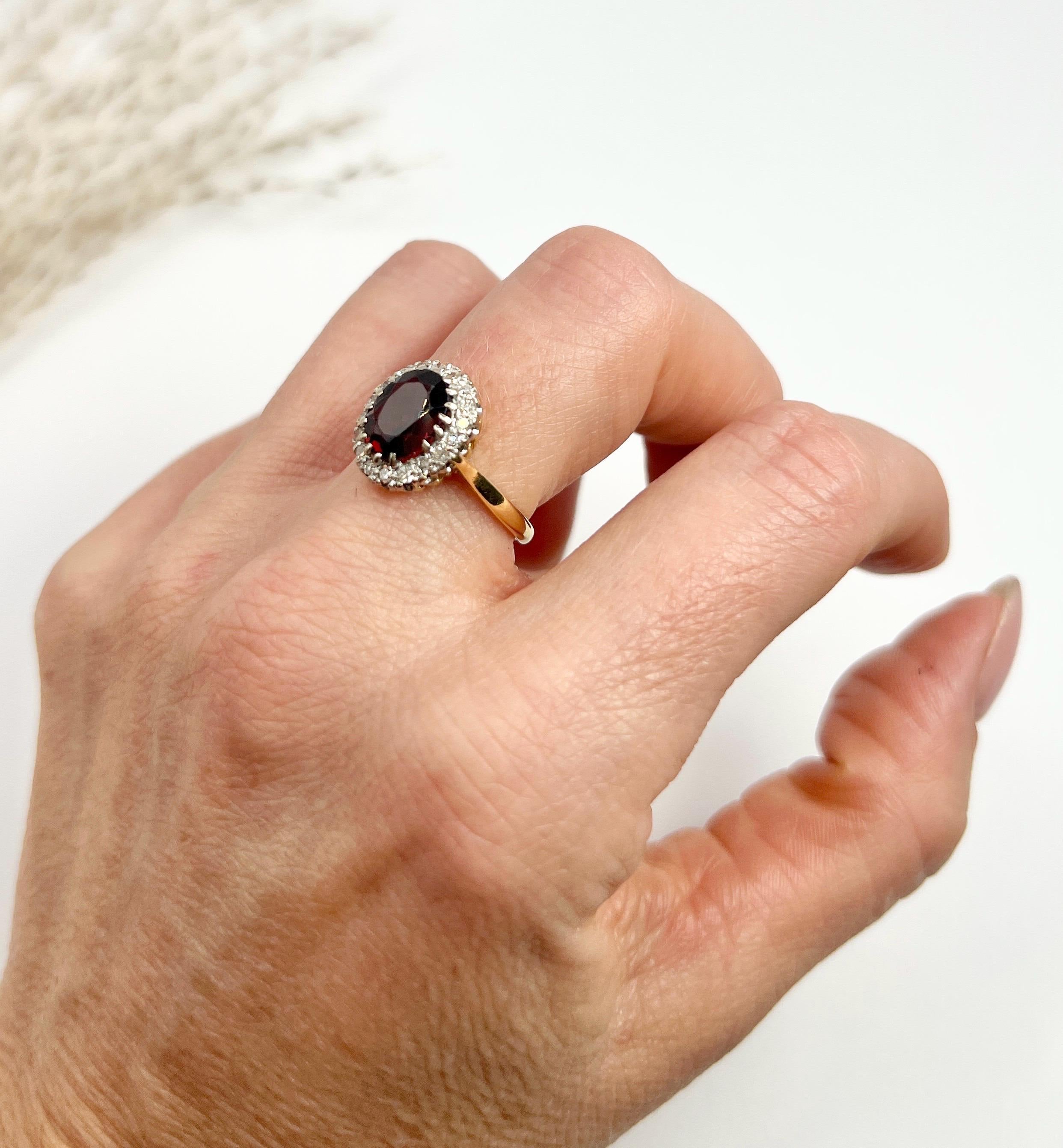 Anillo vintage en racimo de granates

Oro 18ct Estampado

Hallmarked Birmingham 1963

Te presentamos un impresionante Anillo Vintage de Oro de 18 ct con Racimo de Granates, que muestra con belleza elegancia y encanto atemporal. En su centro hay un