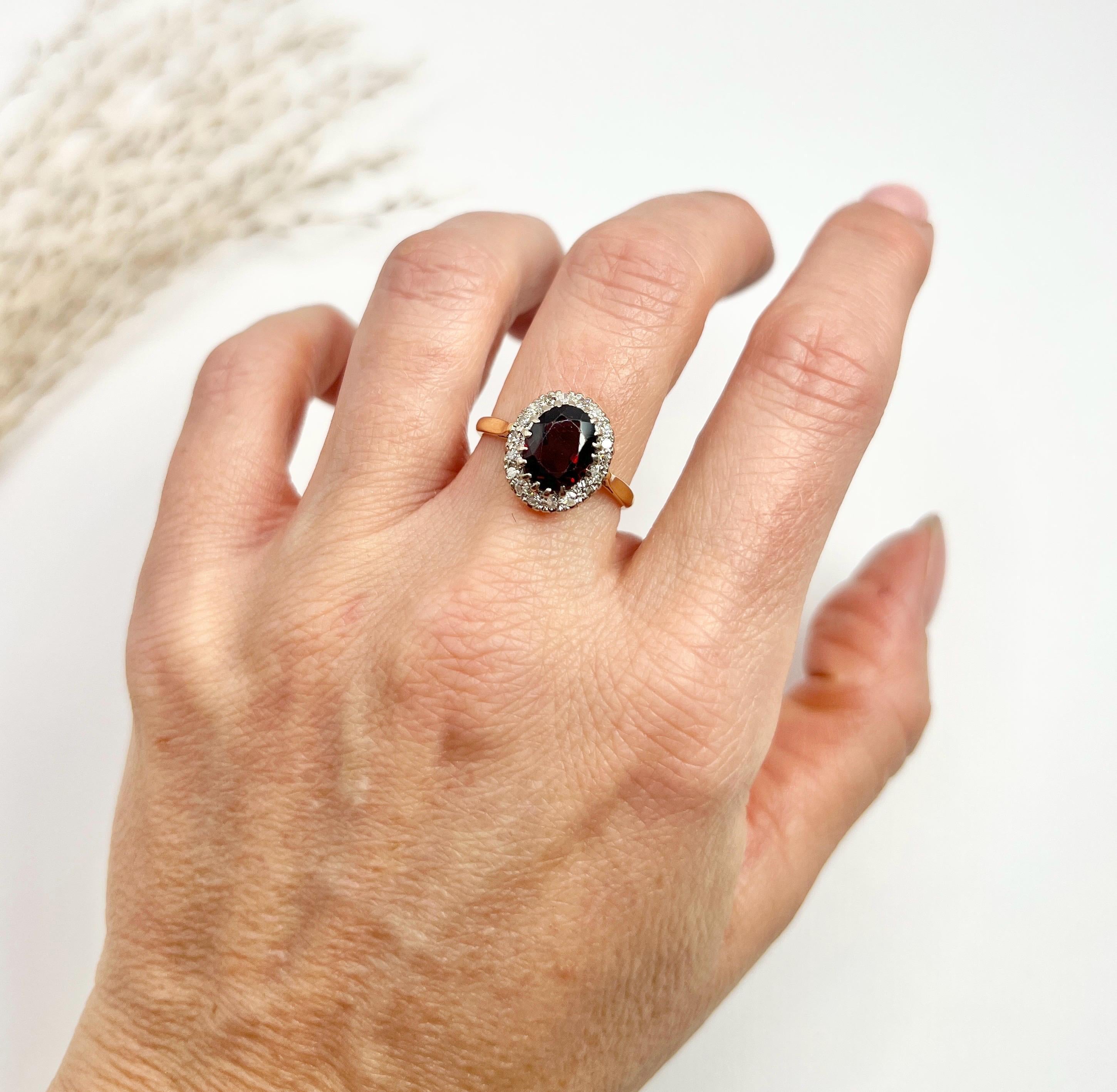 Anillo vintage de oro de 18 ct, granate ovalado y diamantes, Hallmarked 1963 Corte oval en venta