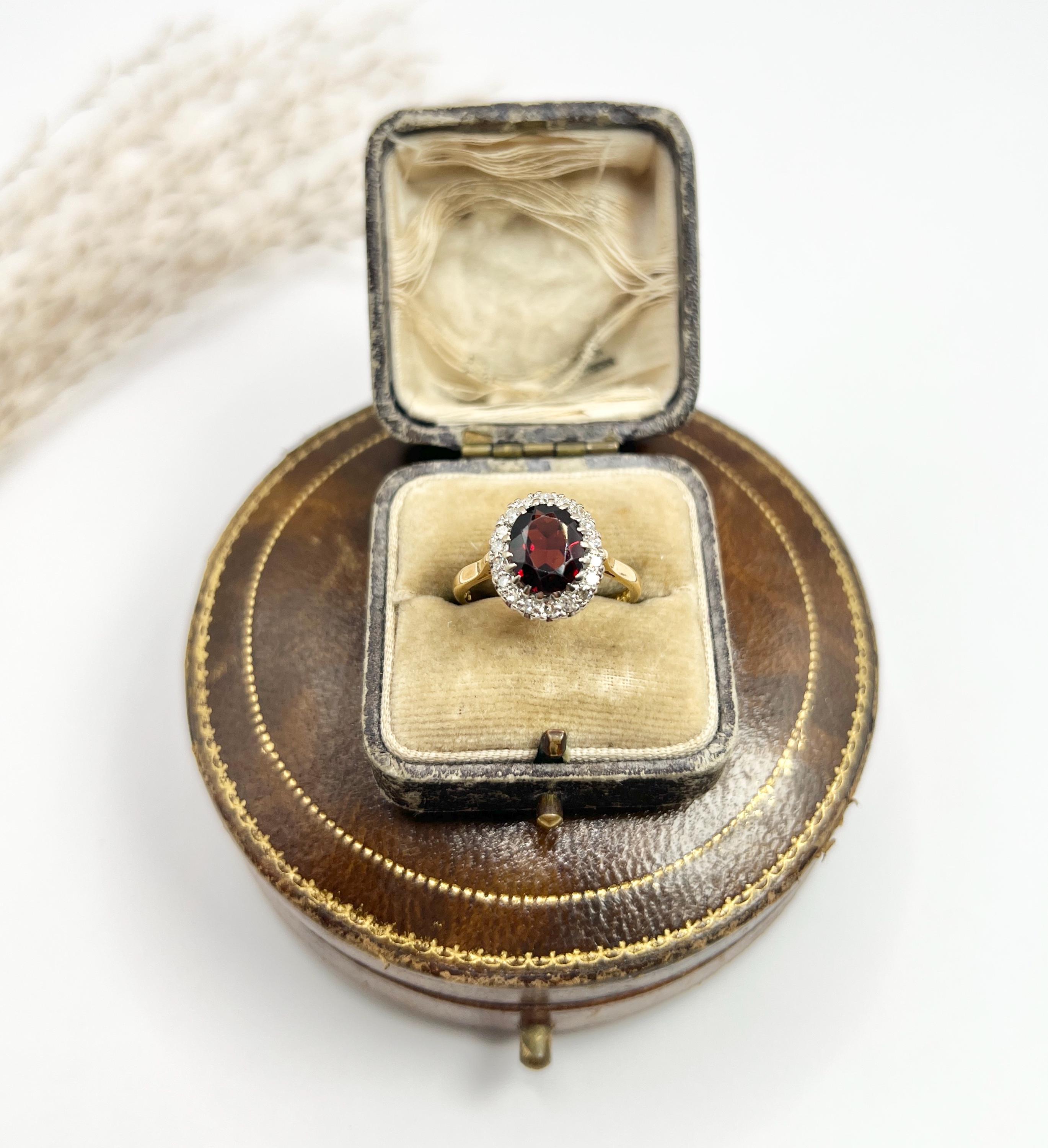 Anillo vintage de oro de 18 ct, granate ovalado y diamantes, Hallmarked 1963 en Bueno estado para la venta en Brighton, GB