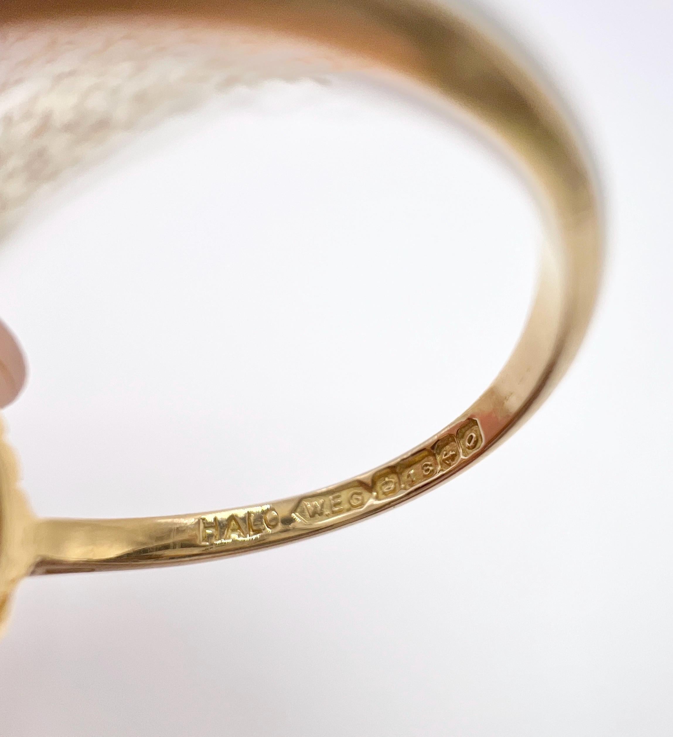 Femenino o masculino Anillo vintage de oro de 18 ct, granate ovalado y diamantes, Hallmarked 1963 en venta