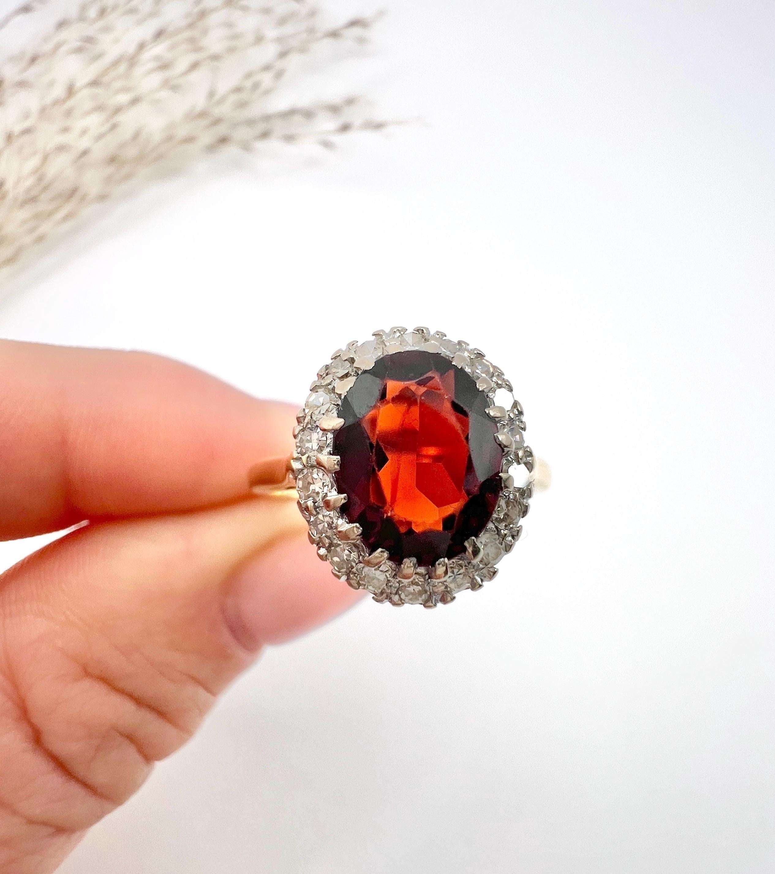 Anillo vintage de oro de 18 ct, granate ovalado y diamantes, Hallmarked 1963 en venta 1