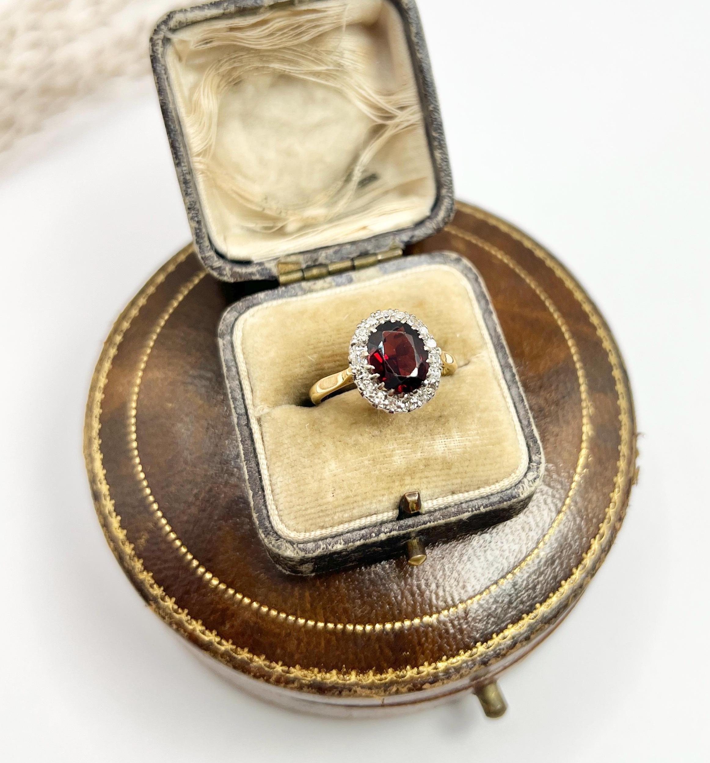 Anillo vintage de oro de 18 ct, granate ovalado y diamantes, Hallmarked 1963 en venta 2