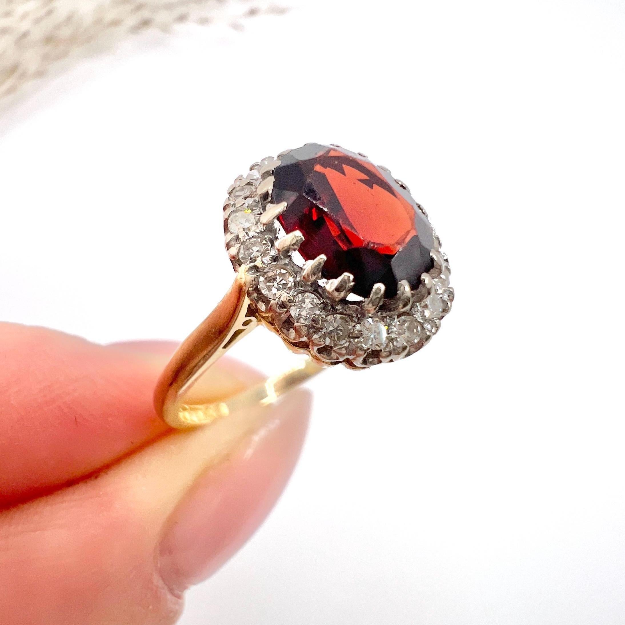 Anillo vintage de oro de 18 ct, granate ovalado y diamantes, Hallmarked 1963 en venta 3