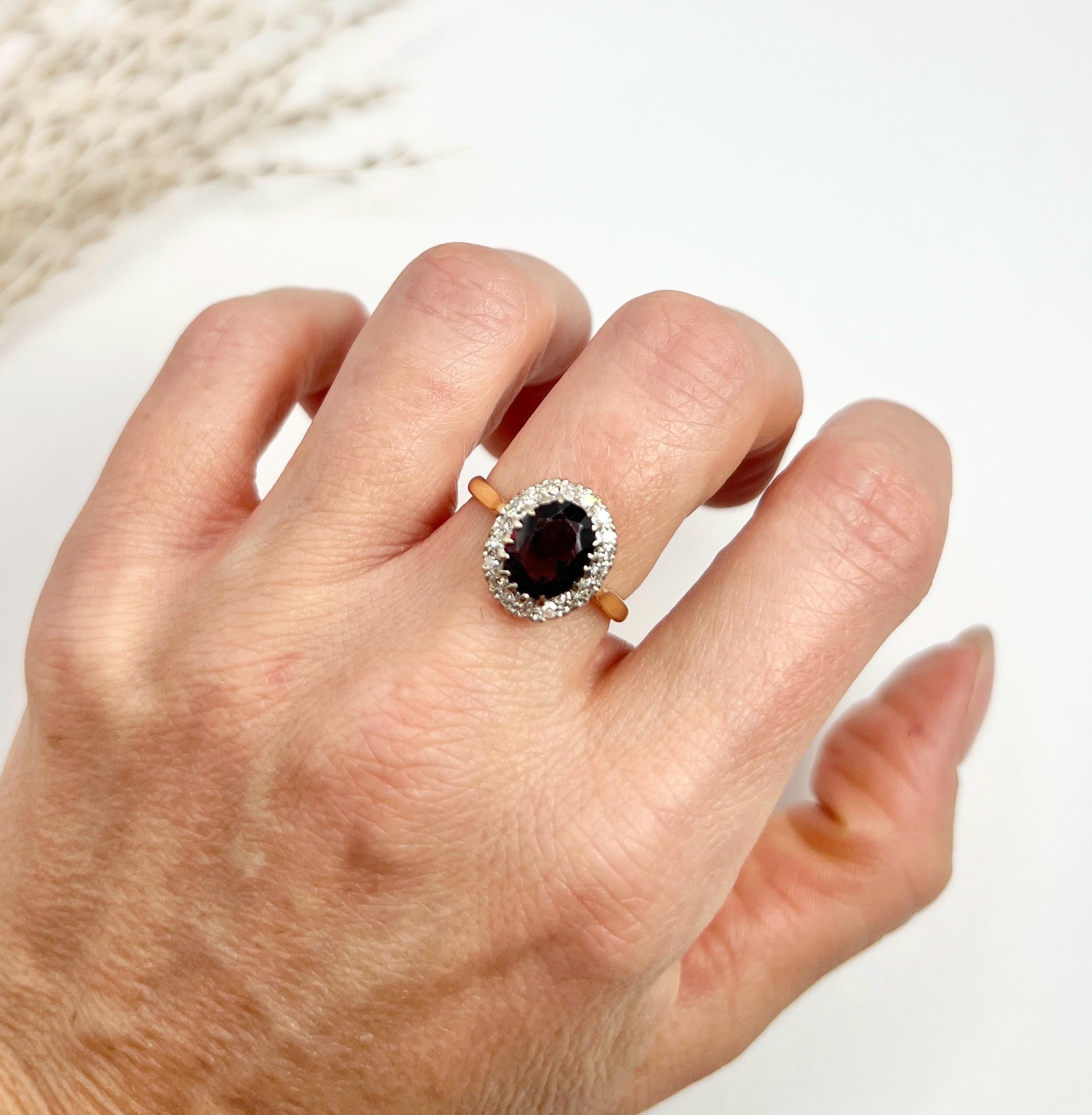 Anillo vintage de oro de 18 ct, granate ovalado y diamantes, Hallmarked 1963 en venta 4
