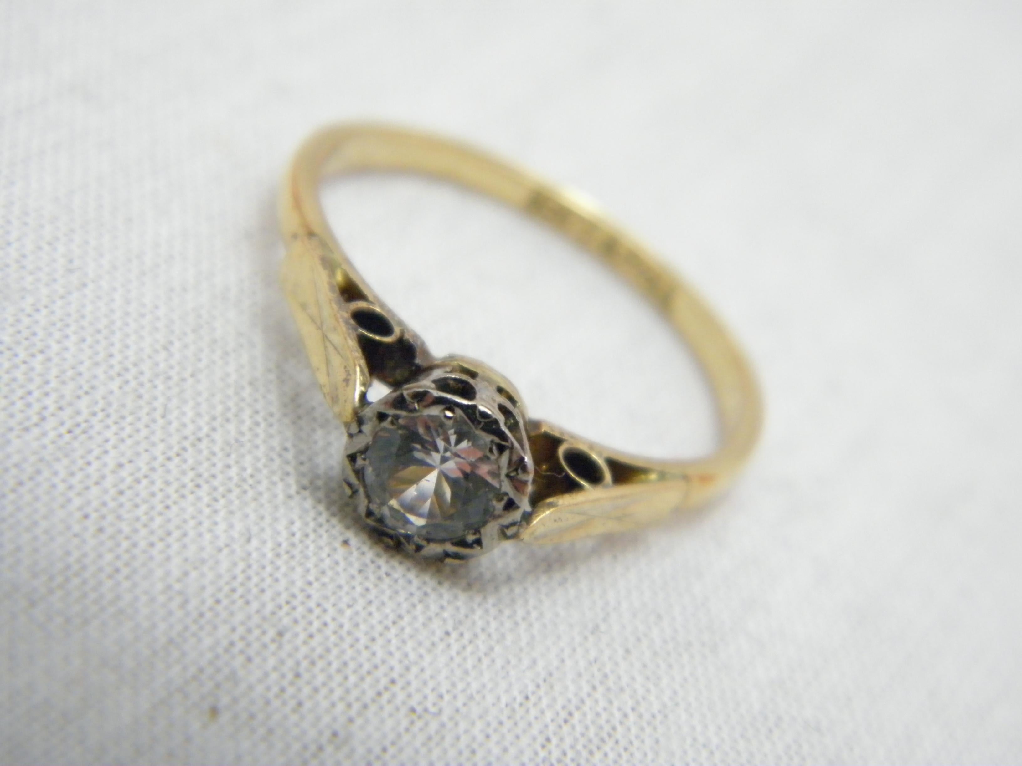 Wenn Sie auf dieser Seite gelandet sind, haben Sie ein Auge für Schönheit.

Im Angebot ist dieses herrliche
sOLITÄR-VERLOBUNGSRING MIT DIAMANTEN AUS 18 KARAT GOLD UND 950 PALLADIUM

DETAILS
Material: 18ct 750/000 Gelbgold mit 950/1000 Palladium Pd