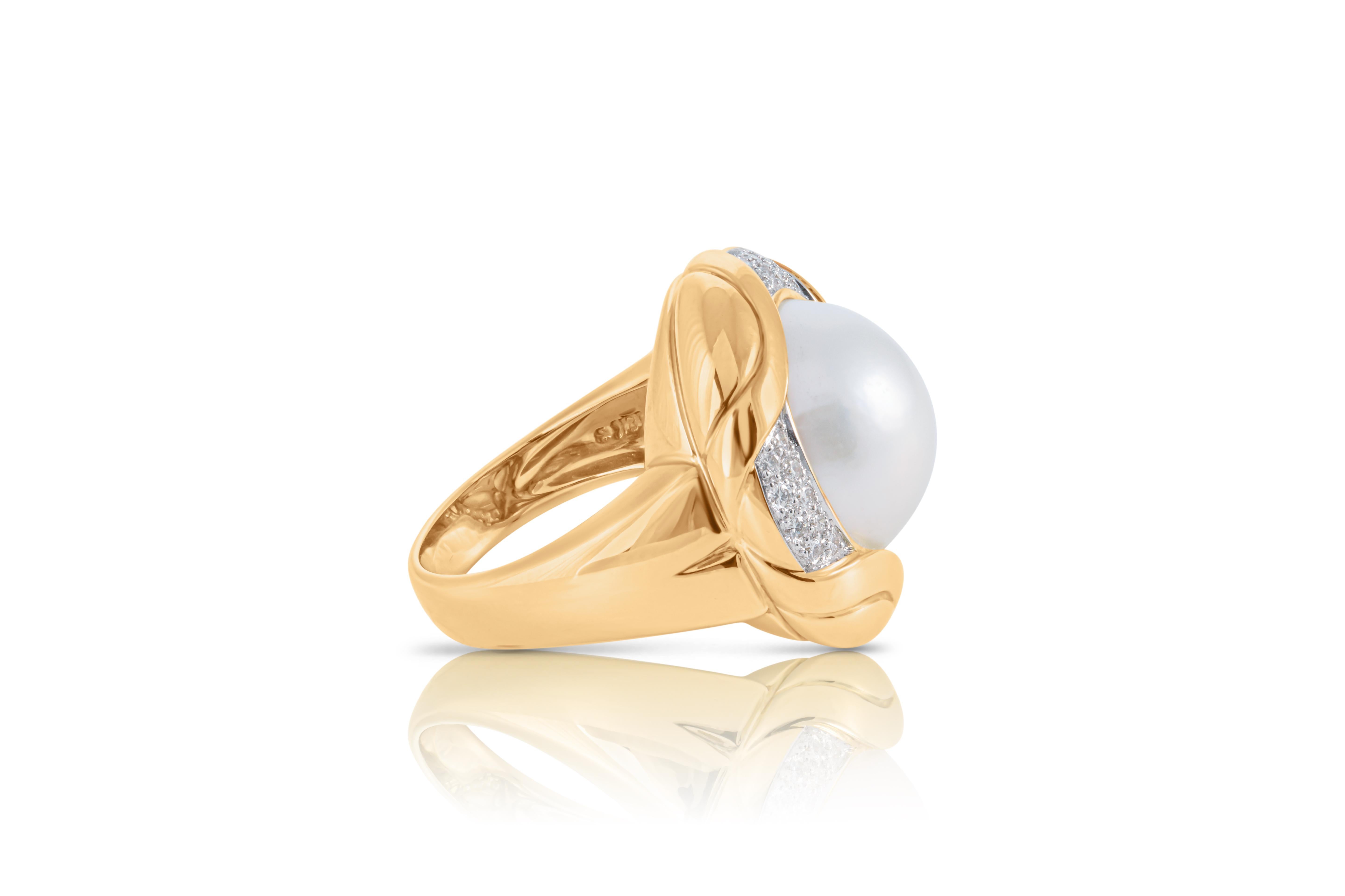 Brilliant Cut Vintage 18ct Gold Pearl Ring With Mabé Pearl And Diamonds For Sale