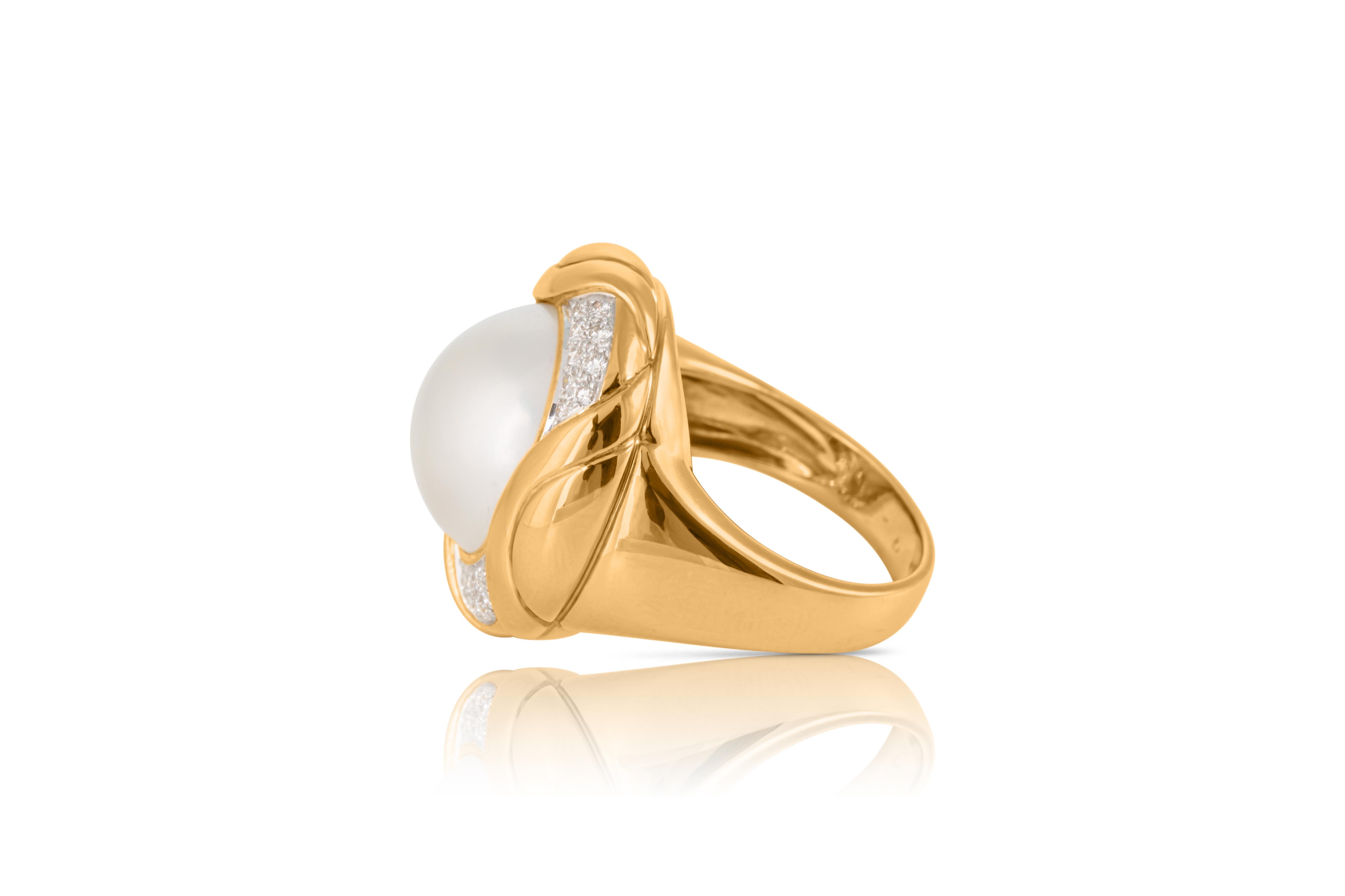 Vintage 18ct Gold Pearl Ring With Mabé Pearl And Diamonds For Sale 2