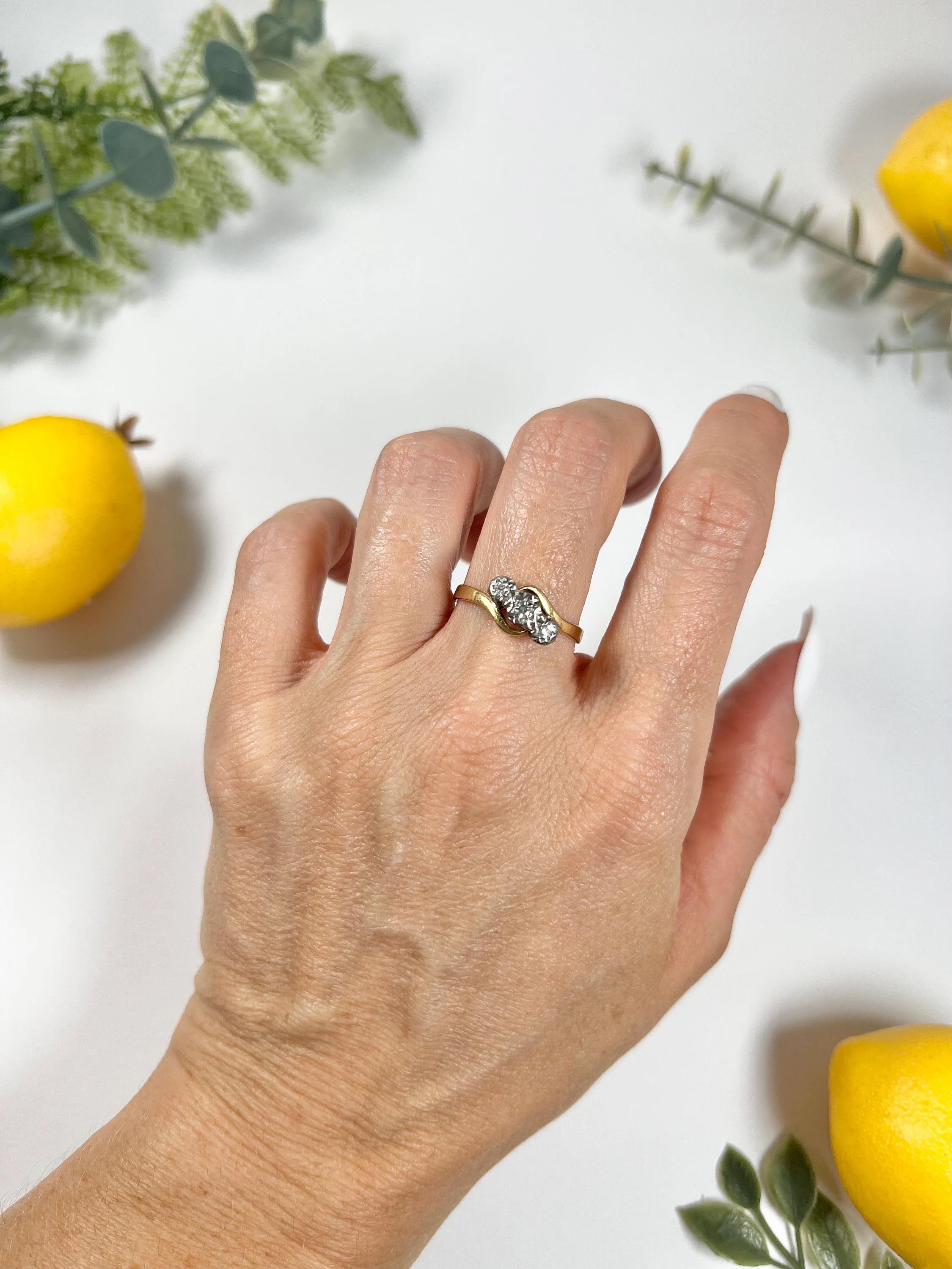 Vintage 18ct Gold & Platin 1930's Diamond Three Stone Ring im Angebot 5