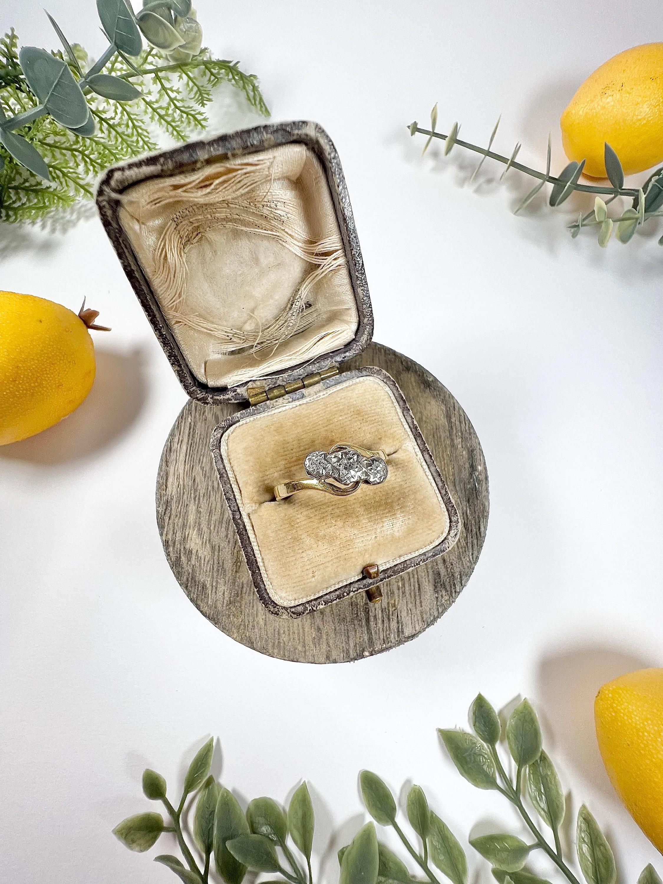 Vintage Diamond Ring 

18ct Gold & Platin Getestet

CIRCA 1930er Jahre

Hübscher, kleiner Vintage-Trilogie-Ring. Mit drei natürlichen Diamanten im Altschliff in einer Platin-Illusionsfassung und einem 2 mm breiten Crossover-Band aus Gelbgold