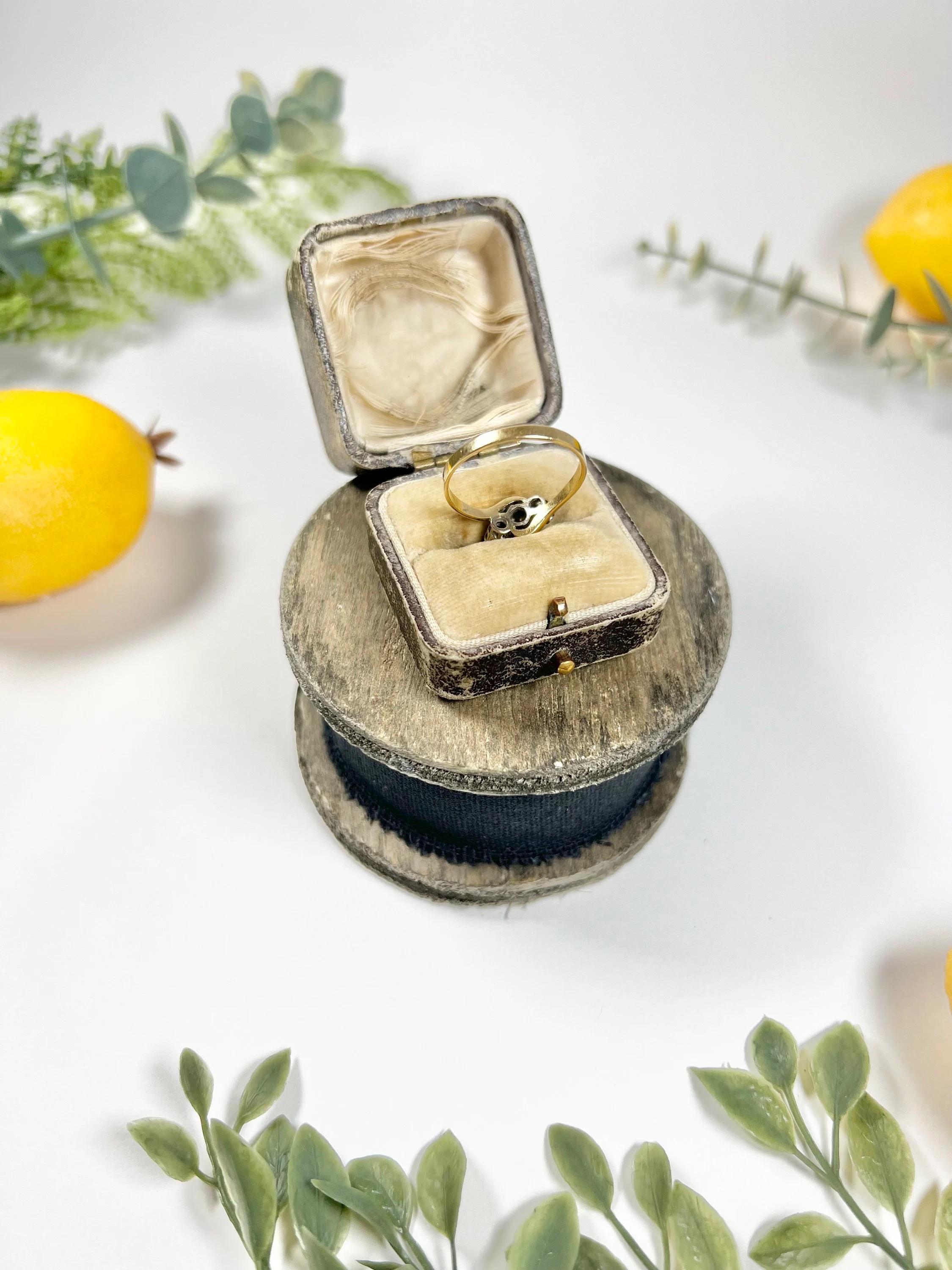 Vintage 18ct Gold & Platin 1930's Diamond Three Stone Ring (Alteuropäischer Schliff) im Angebot