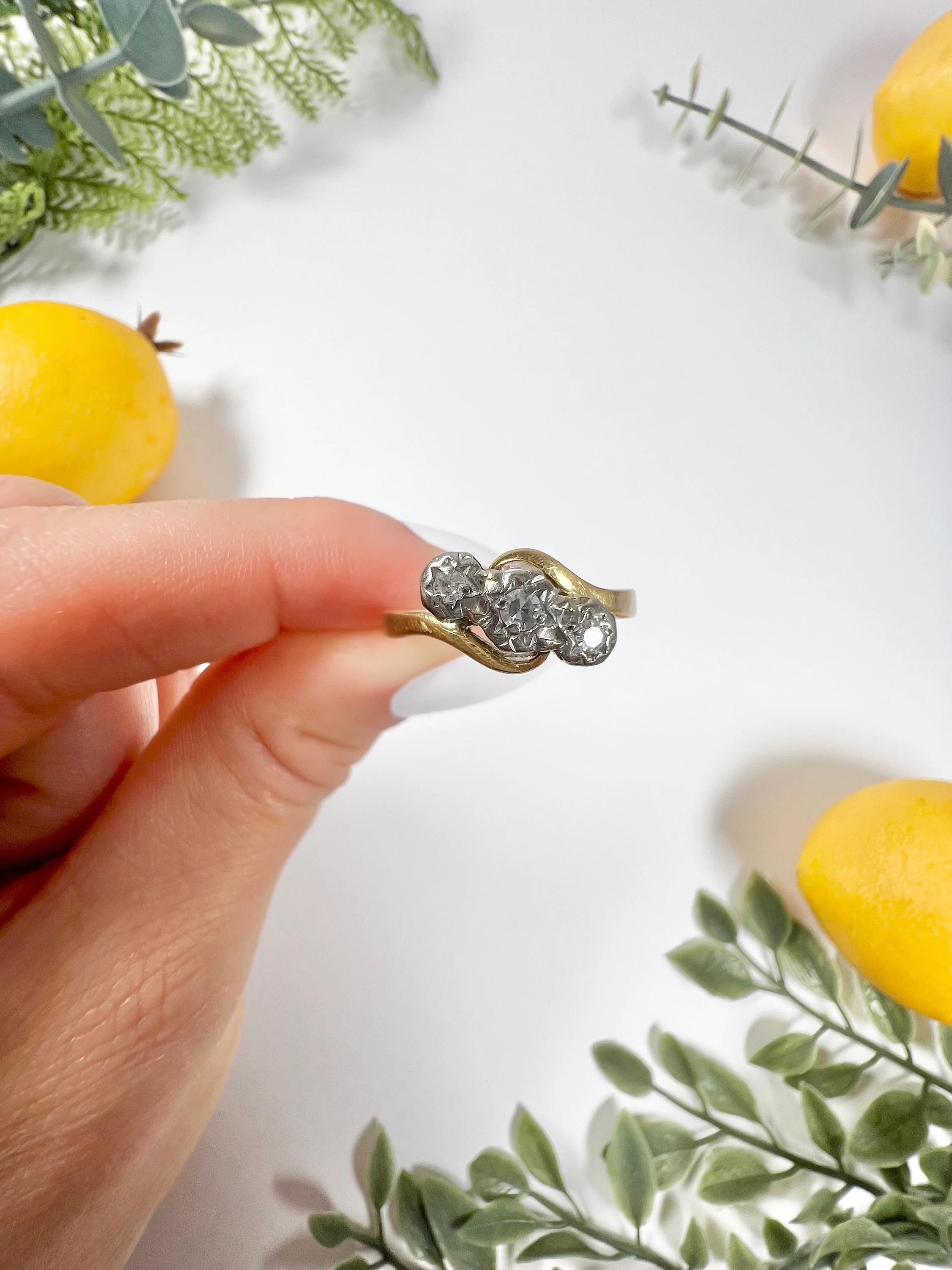 Vintage 18ct Gold & Platin 1930's Diamond Three Stone Ring im Zustand „Gut“ im Angebot in Brighton, GB