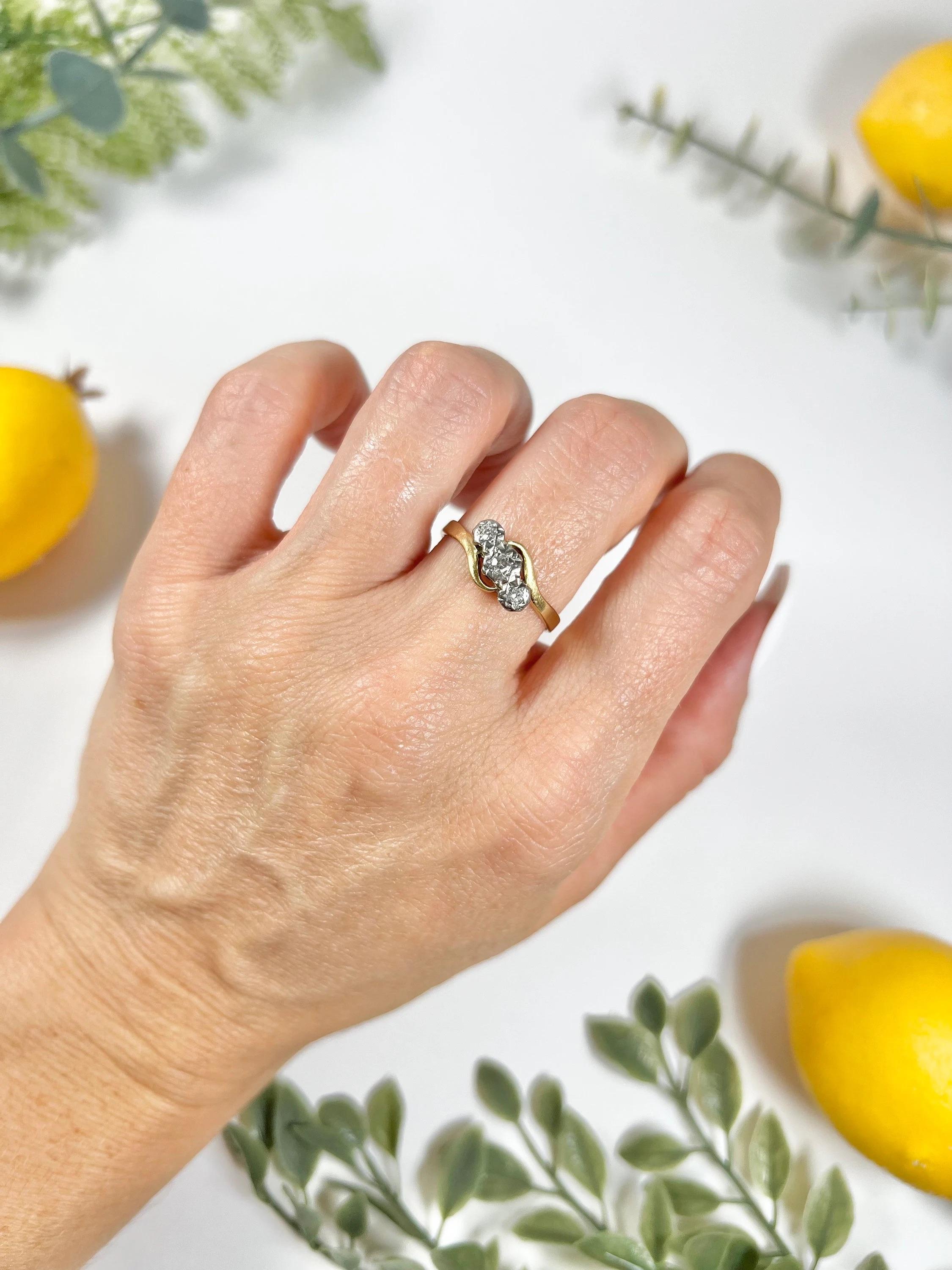 Vintage 18ct Gold & Platin 1930's Diamond Three Stone Ring für Damen oder Herren im Angebot