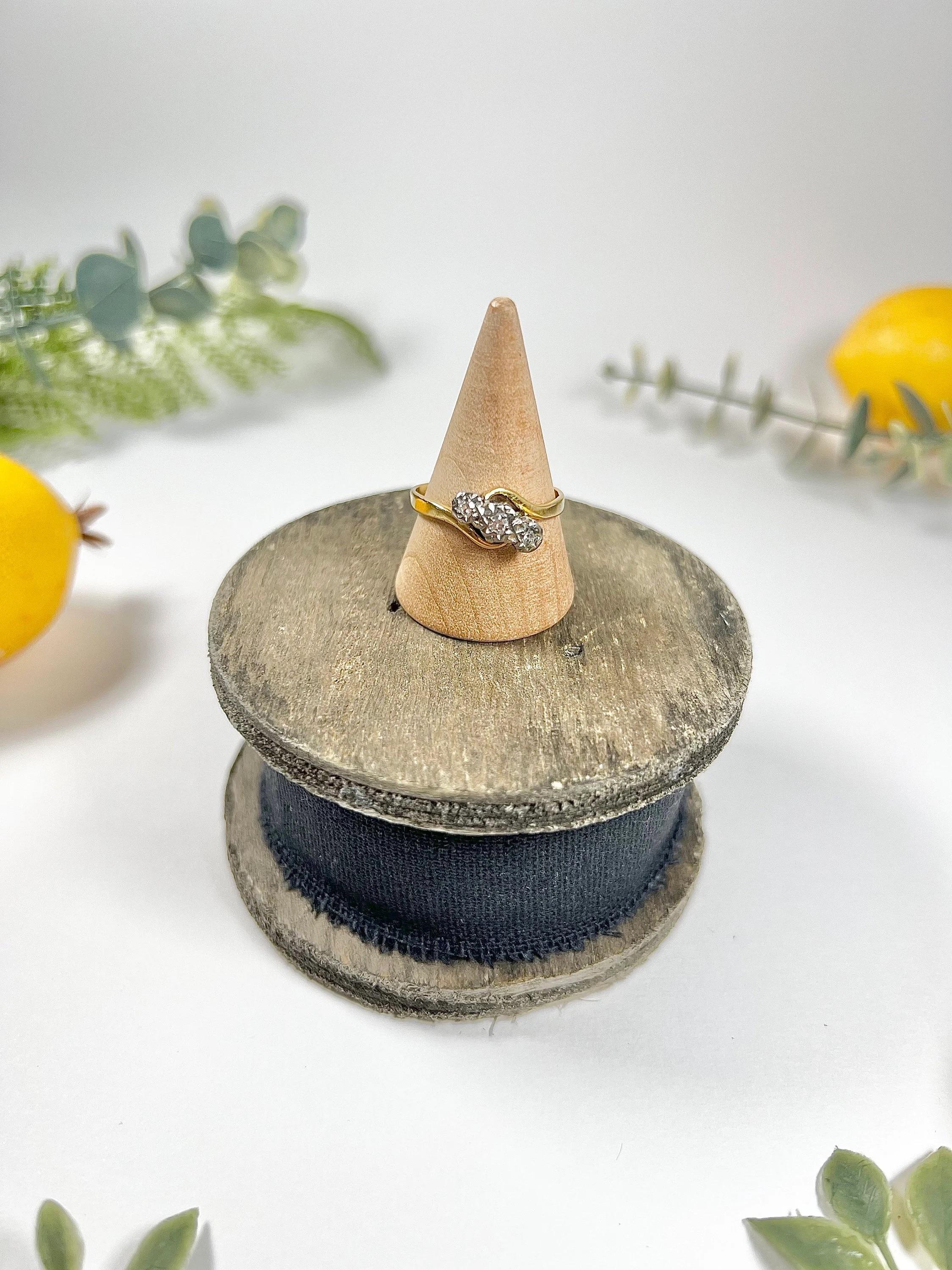 Vintage 18ct Gold & Platin 1930's Diamond Three Stone Ring im Angebot 3