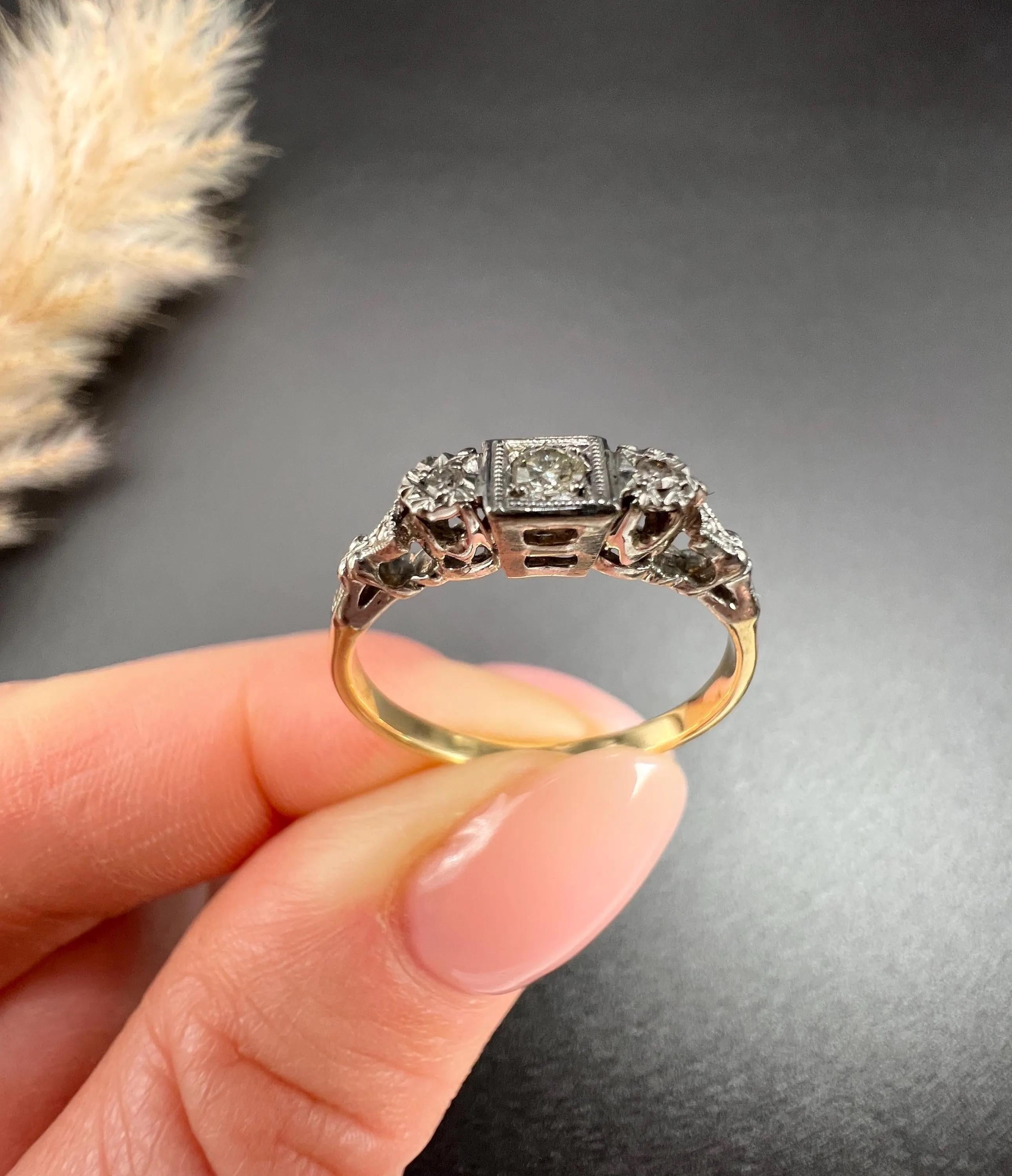 Brilliant Cut Vintage 18ct Gold & Platinum, 1930s Square Set Diamond Trilogy Illusion Ring