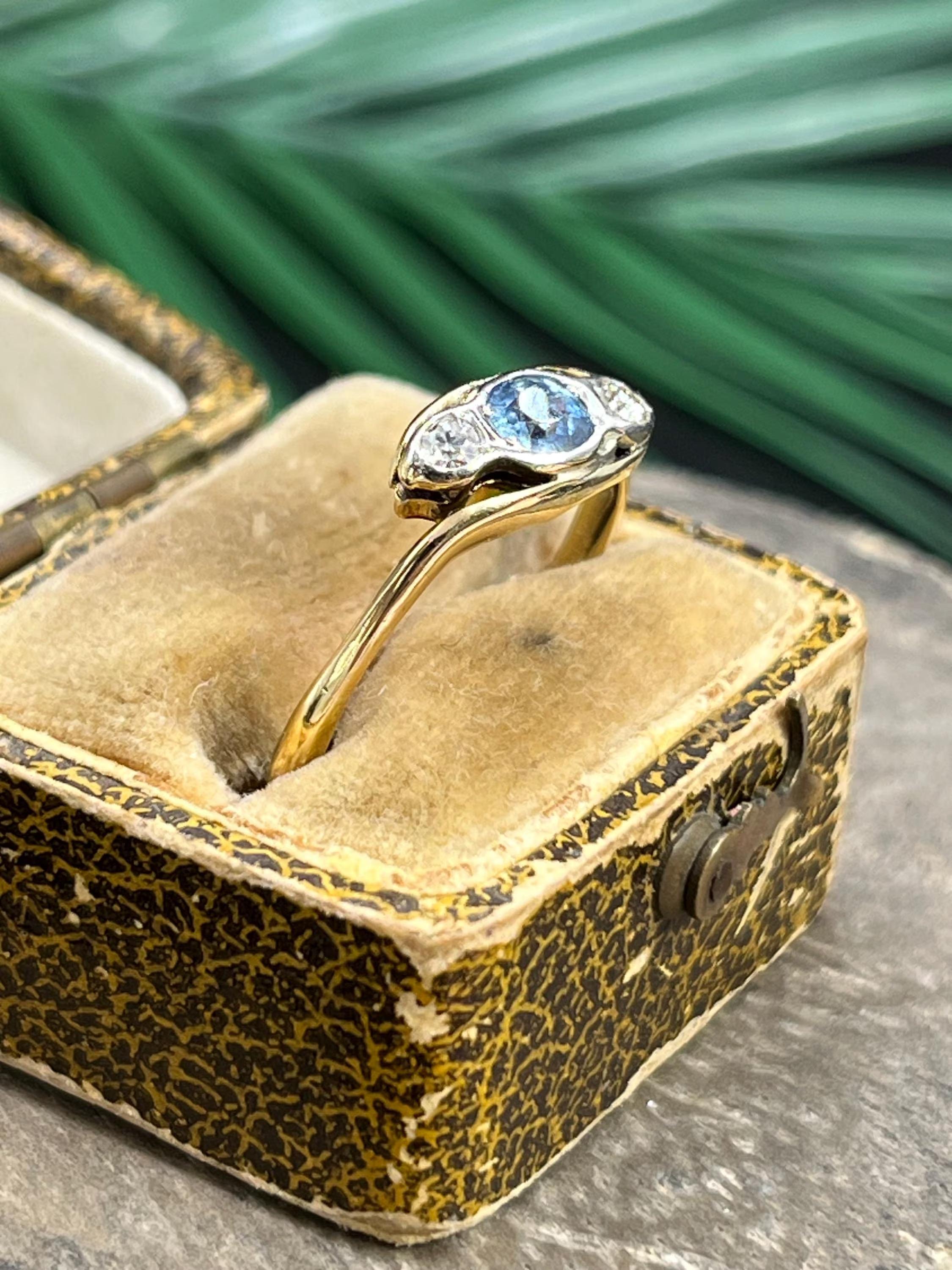 Antiker Saphir & Diamant Ring 

18ct Gold gestempelt

CIRCA 1920

Versetzen Sie sich mit diesem exquisiten Ring aus der Edwardianischen Ära in die Vergangenheit zurück. Er ist aus einer wunderschönen Mischung aus 18 Karat Gelbgold und Platin
