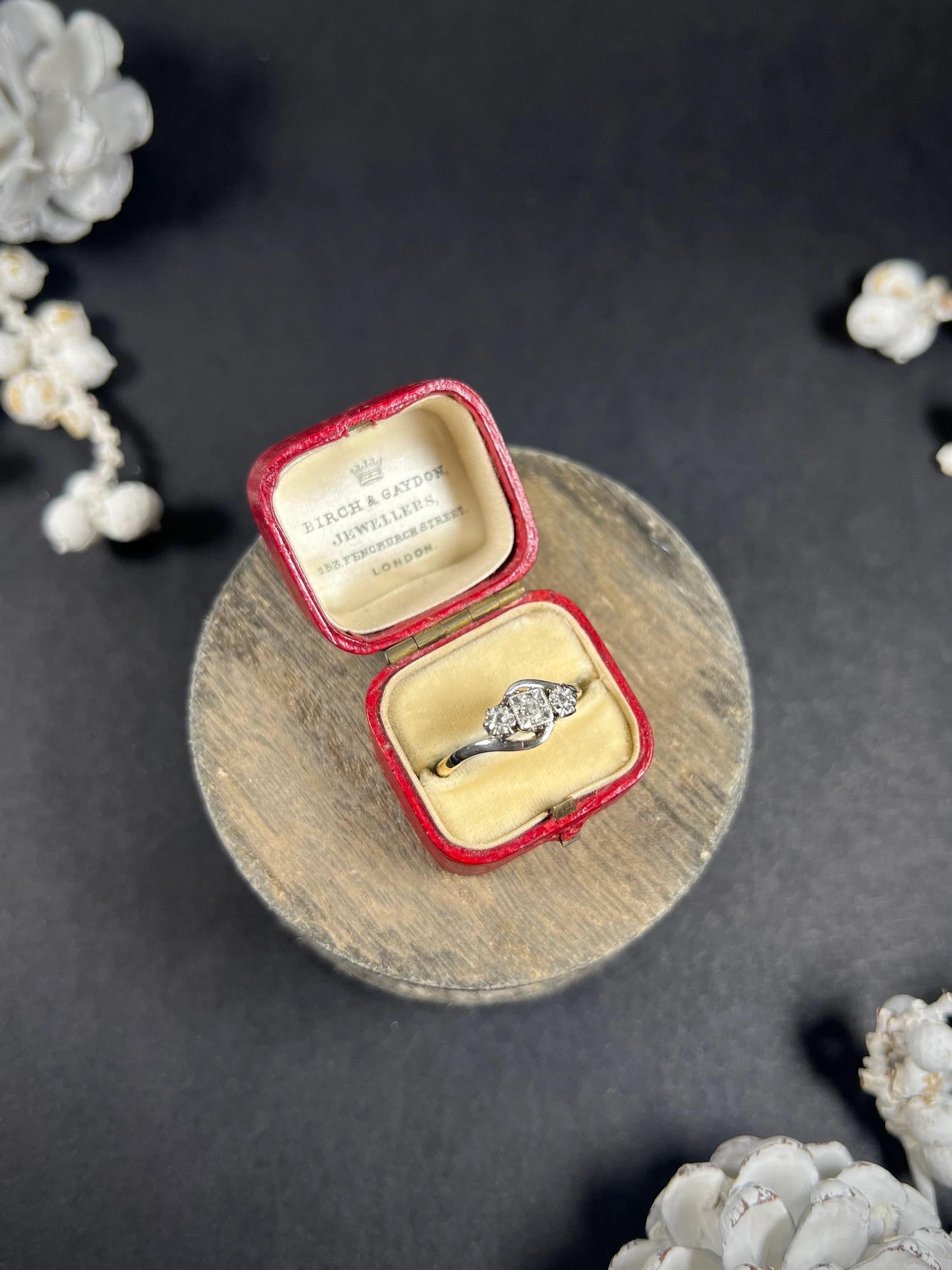 Vintage 18ct Gold & Platinum Stamped, 1930s Diamond Three Stone Illusion Ring In Good Condition For Sale In Brighton, GB