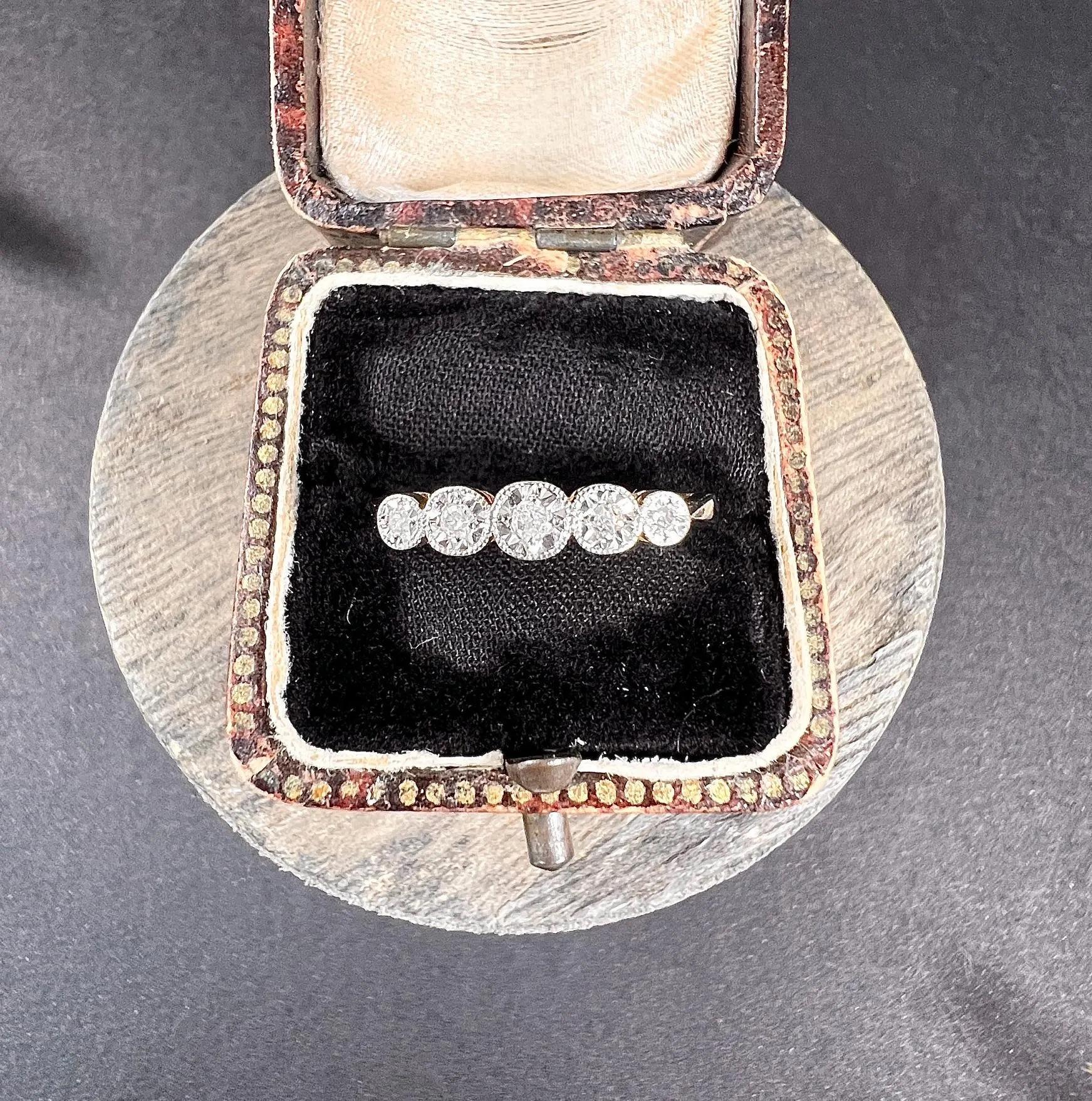Vintage 18ct Gold & Platinum Stamped, 1980s 5 Stone Diamond Ring For Sale 5
