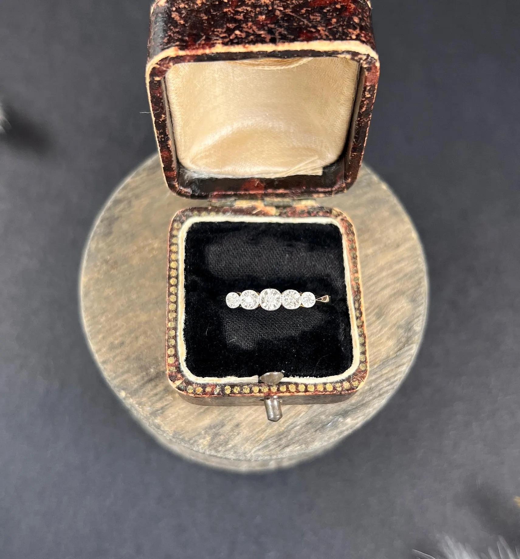 Vintage 18ct Gold & Platinum Stamped, 1980s 5 Stone Diamond Ring In Good Condition For Sale In Brighton, GB