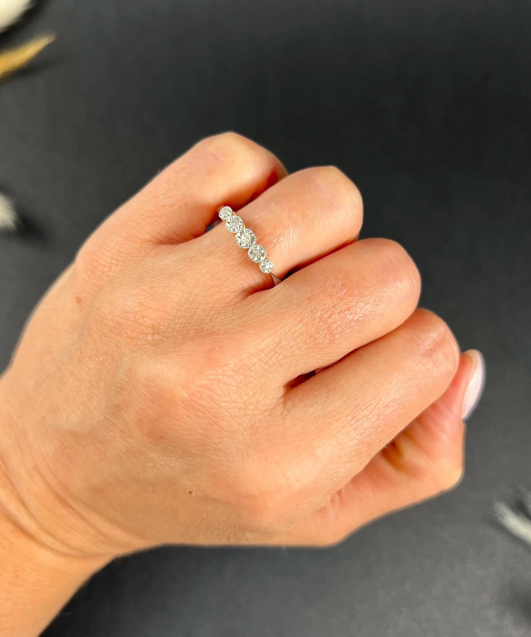 Women's or Men's Vintage 18ct Gold & Platinum Stamped, 1980s 5 Stone Diamond Ring For Sale
