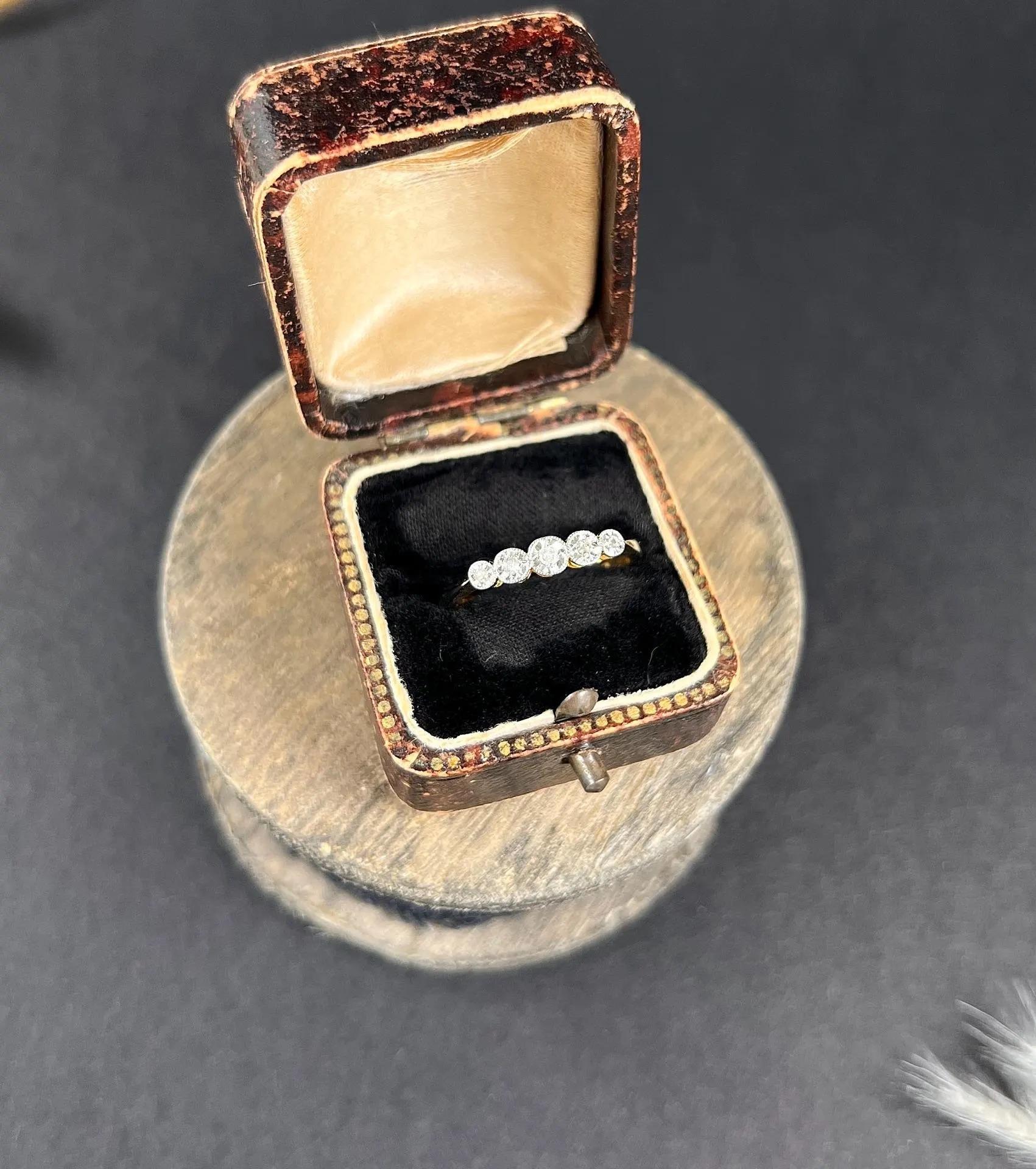 Vintage 18ct Gold & Platinum Stamped, 1980s 5 Stone Diamond Ring For Sale 1