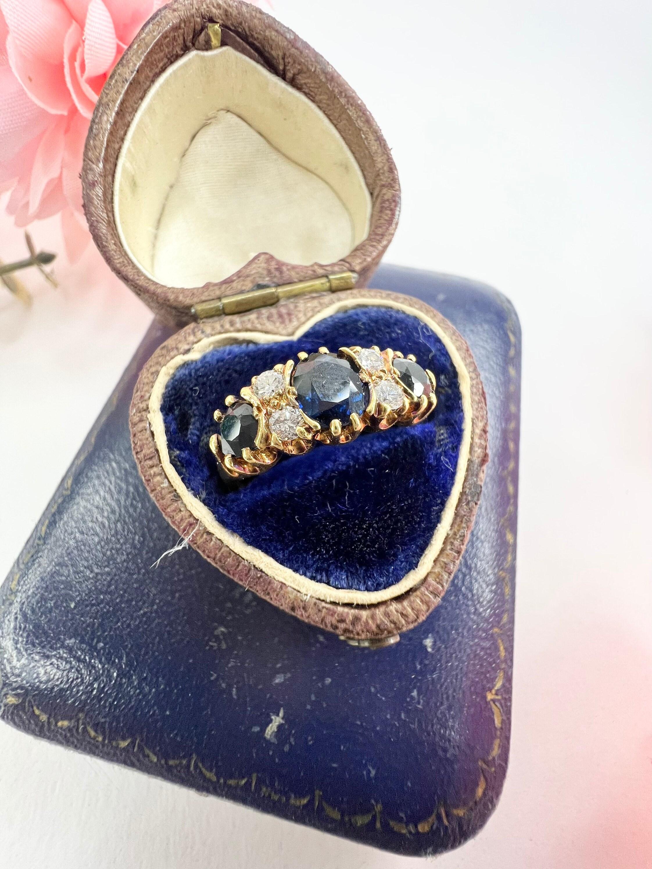 Vintage 18ct Gold Sapphire & Diamond Carved Ring In Good Condition For Sale In Brighton, GB