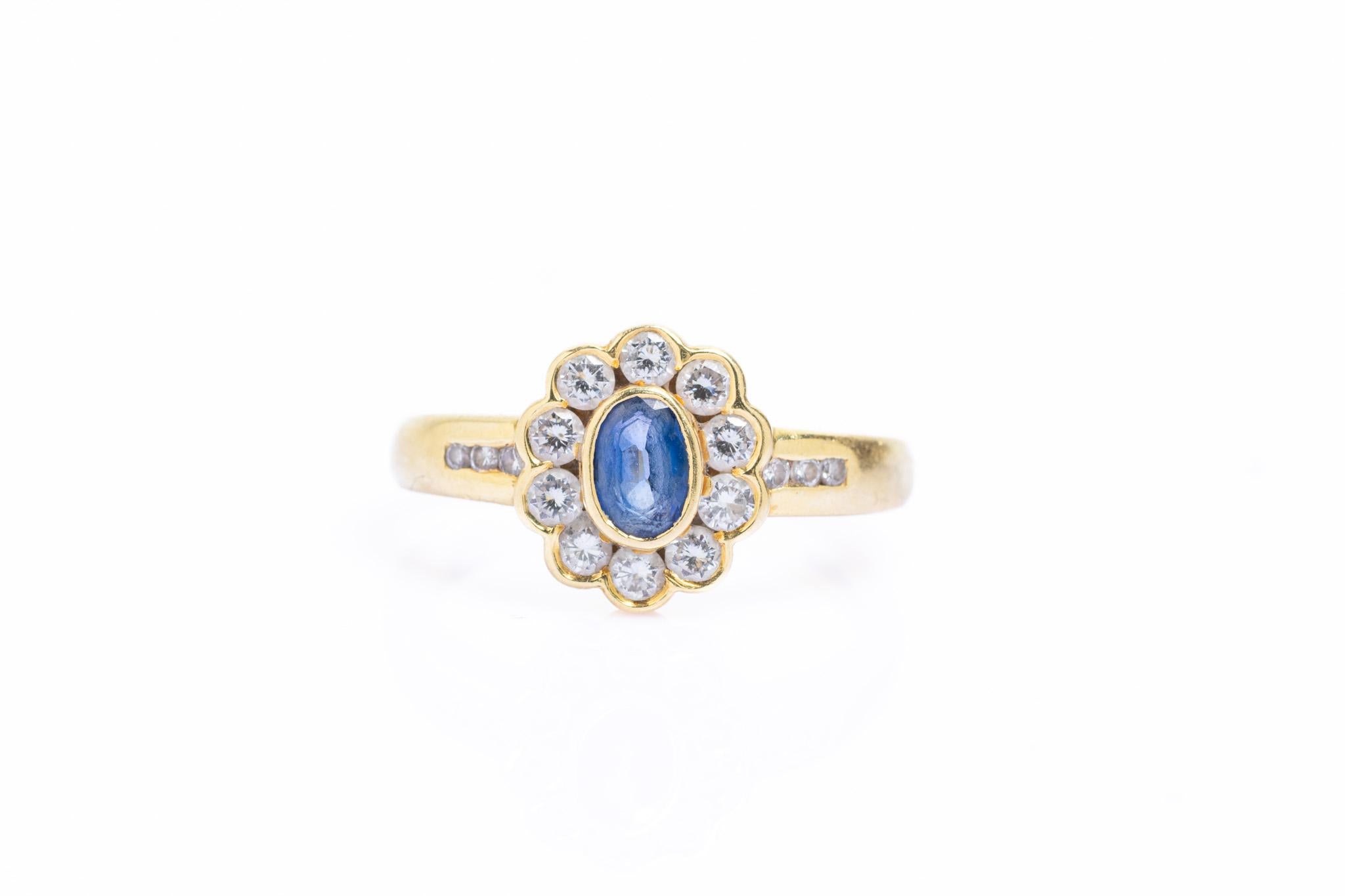 Vintage 18ct Gold Saphir & Diamant Cluster Ring (Rundschliff) im Angebot