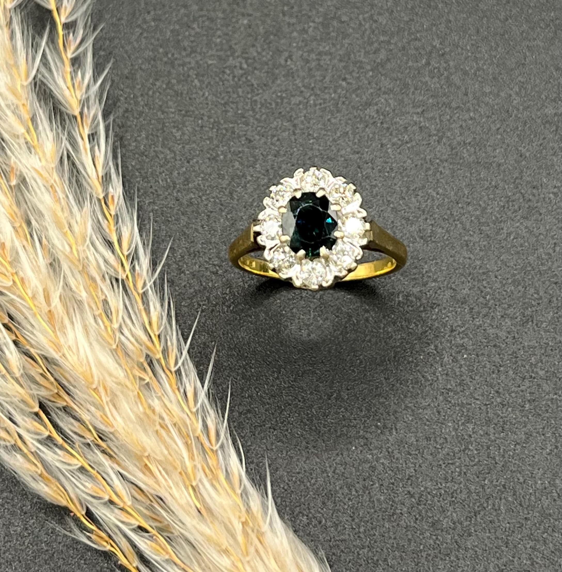 Anello vintage in oro 18 ct, zaffiri e diamanti a grappolo, con marchio Londra 1977 in vendita 5