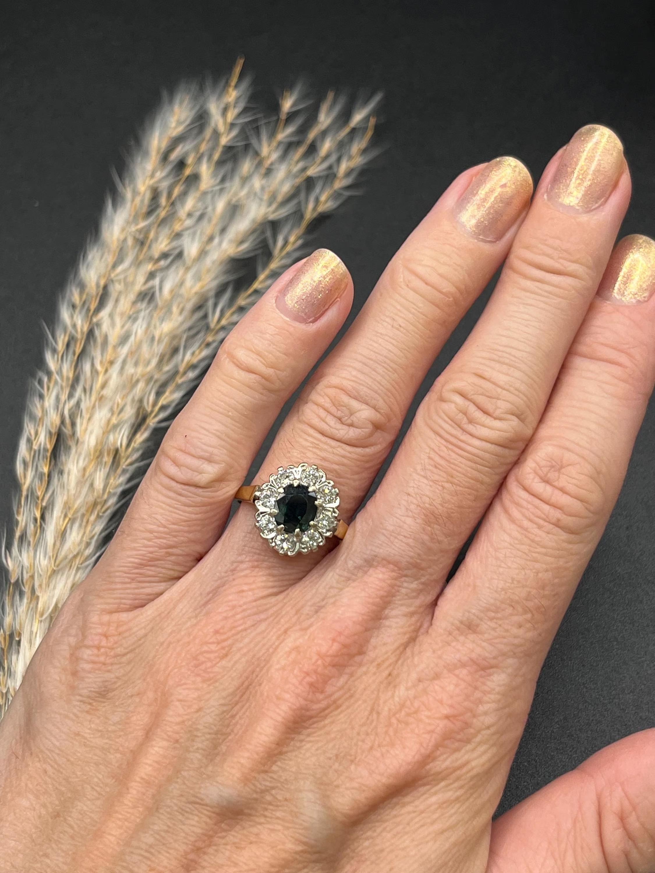 Anello vintage in oro 18 ct, zaffiri e diamanti a grappolo, con marchio Londra 1977 in vendita 6