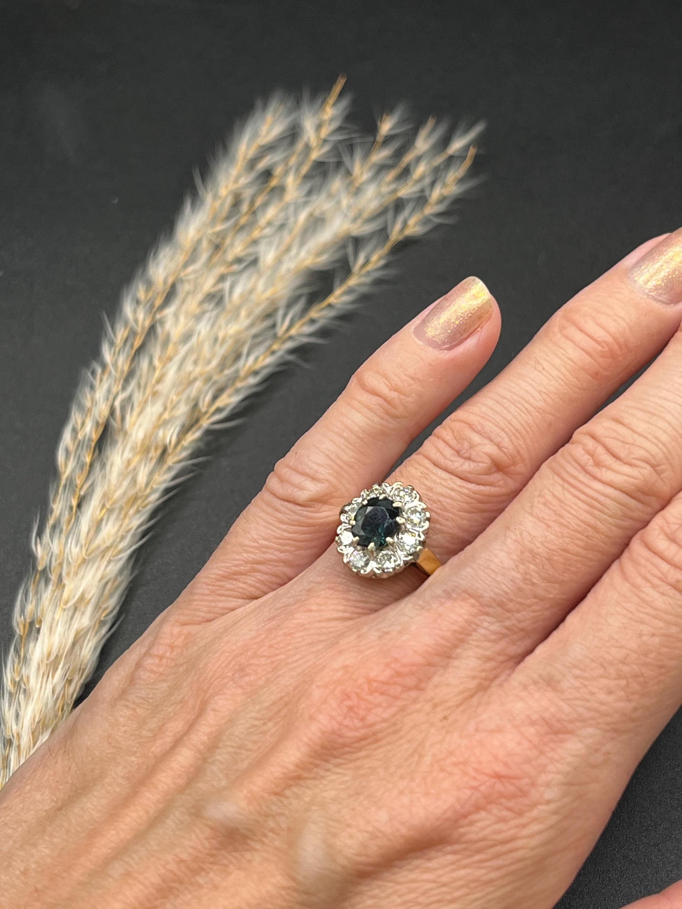 Anello a grappolo con zaffiro e diamante vintage

Marchio di garanzia in oro 18 ct Londra 1977

Questo anello presenta uno zaffiro di taglio ovale, circa 1,00ct, incastonato al centro. Intorno ad esso c'è un'aureola di diamanti taglio brillante,