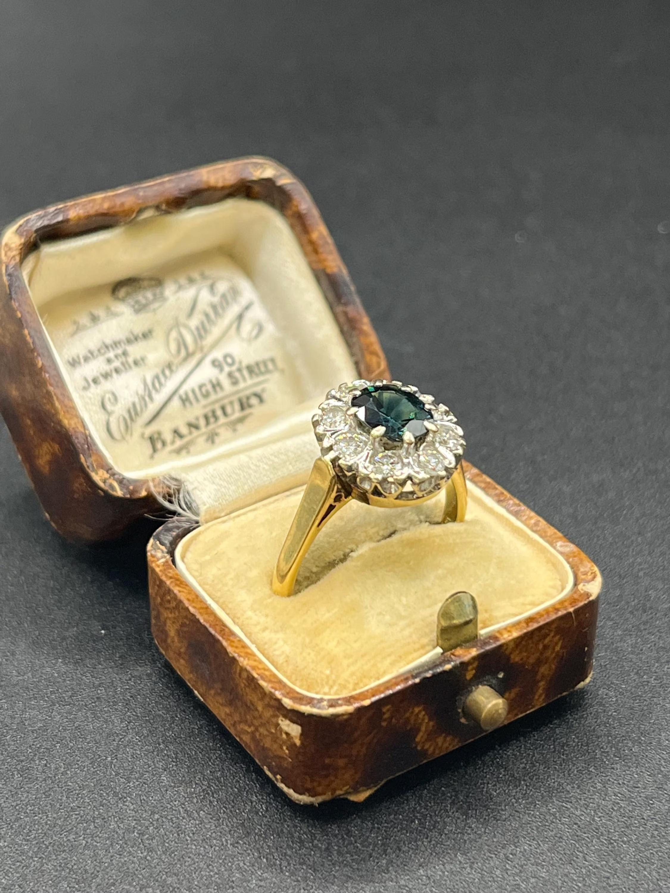 Taglio ovale Anello vintage in oro 18 ct, zaffiri e diamanti a grappolo, con marchio Londra 1977 in vendita